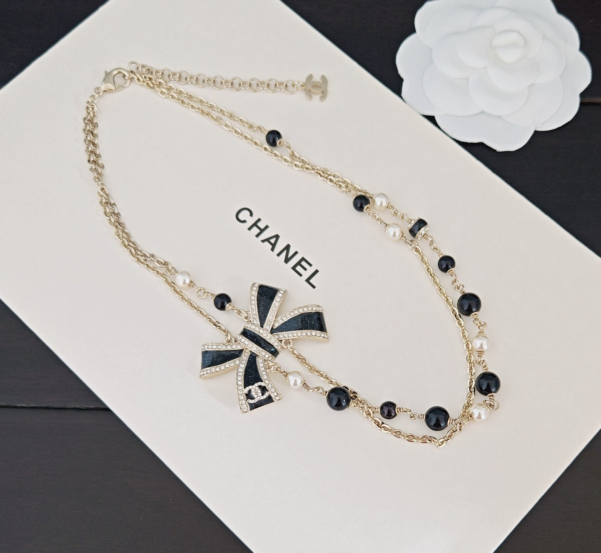 Bow Pendant Necklace in Gold-Tone – Black Detail – Design 002 close-up detail