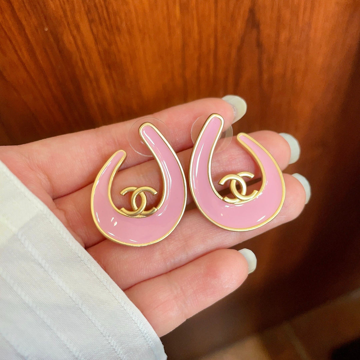 Double-C Emblem Stud Earrings in Polished Metal-Tone – Design 073 side detail