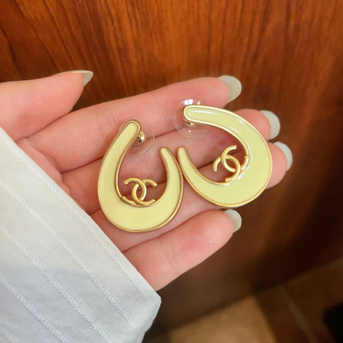Double-C Emblem Stud Earrings in Polished Metal-Tone – Design 072 side detail