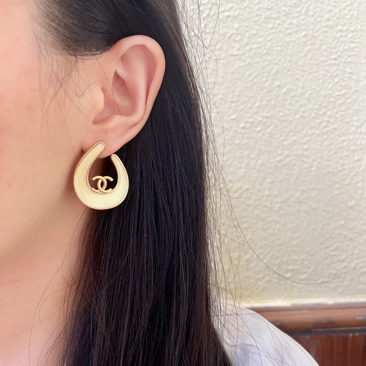 Double-C Emblem Stud Earrings in Polished Metal-Tone – Design 072 detail view
