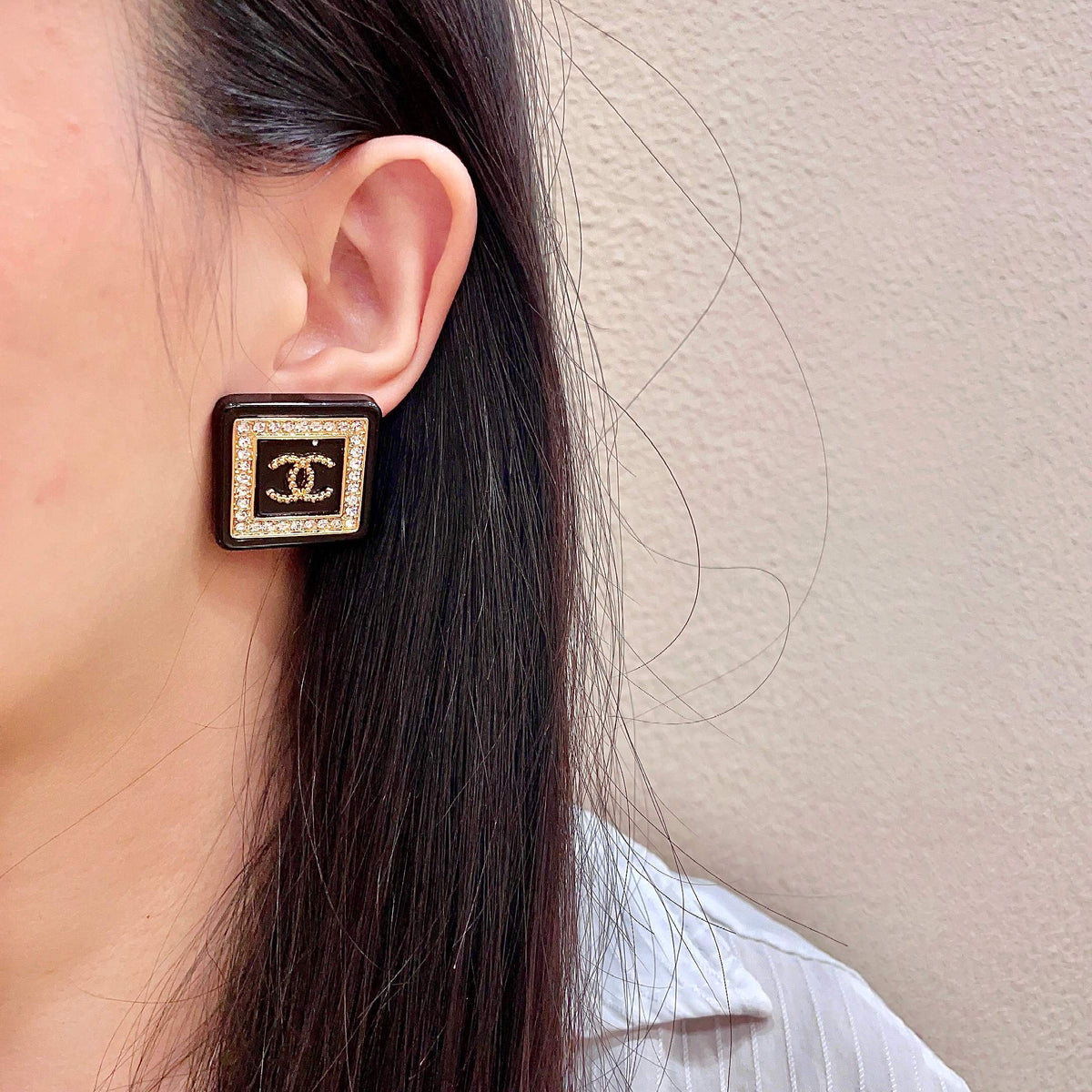 Double-C Emblem Stud Earrings in Polished Metal-Tone – Design 064 detail view