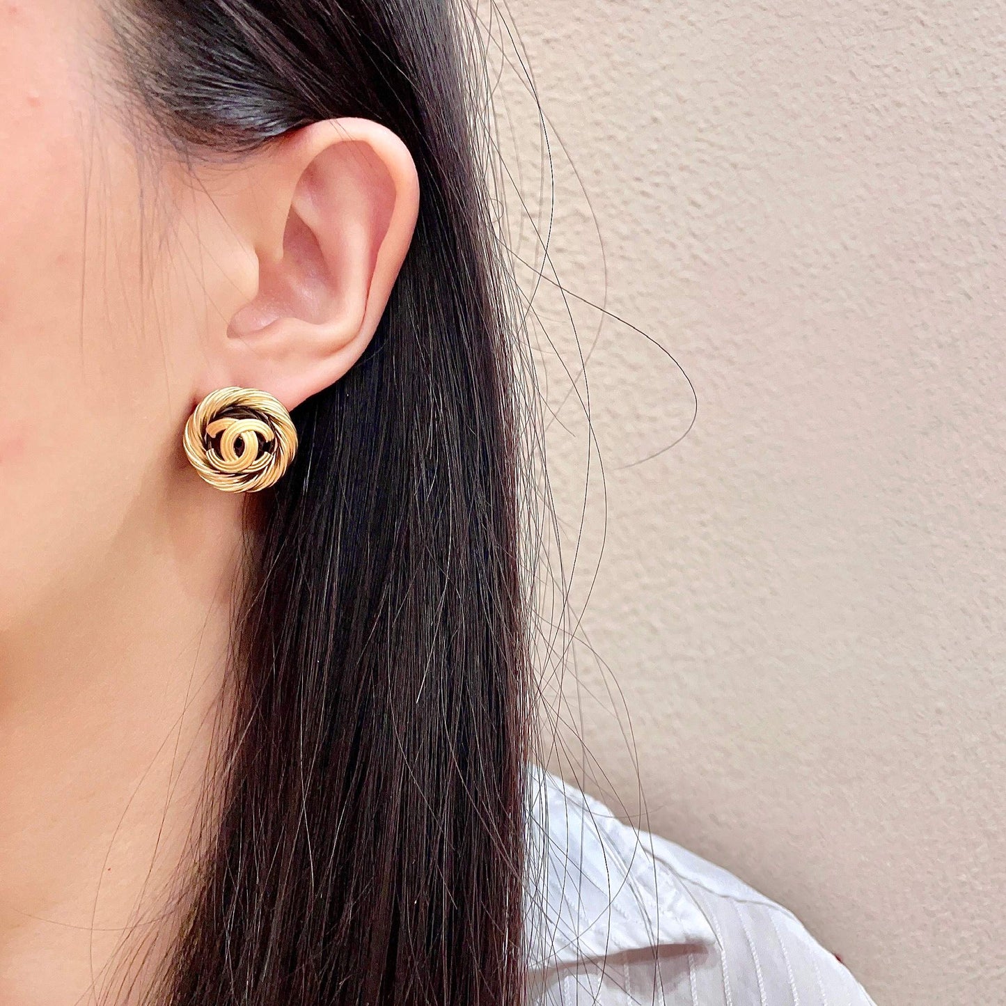 Double-C Emblem Stud Earrings in Polished Metal-Tone – Design 063 detail view