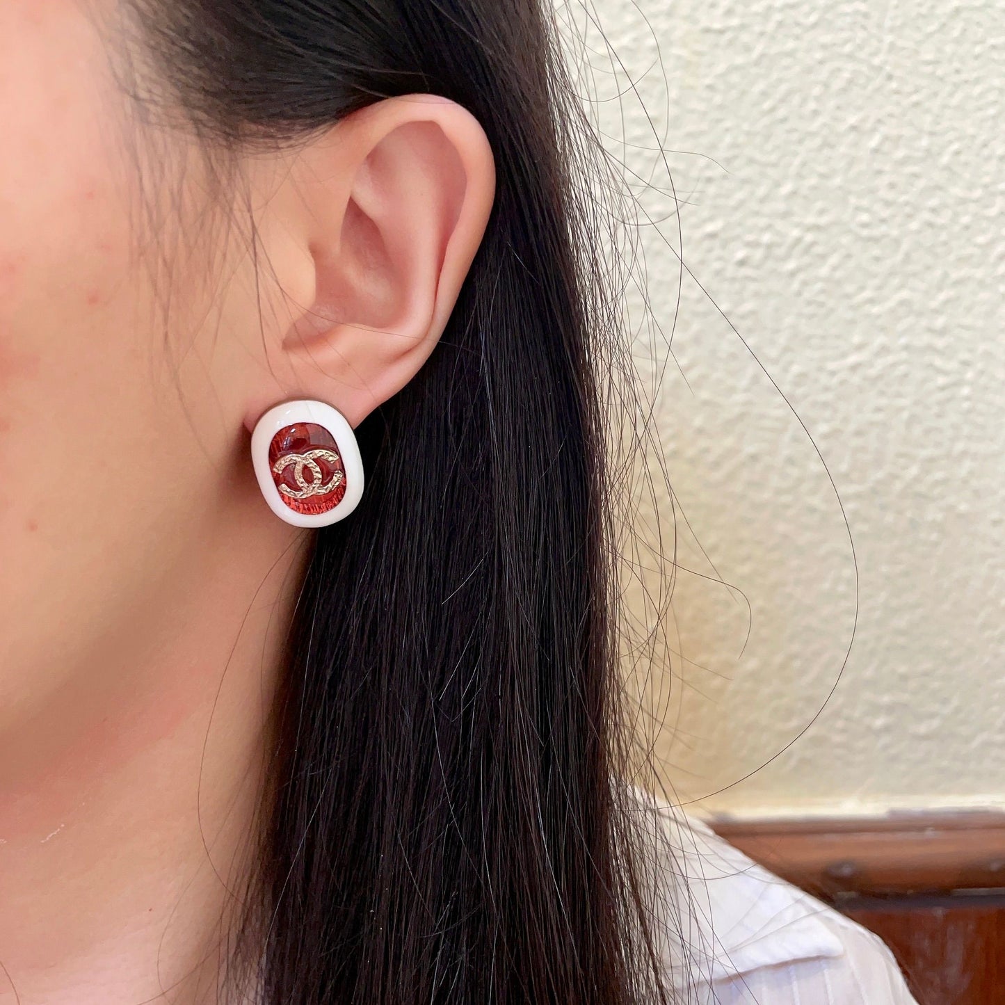Double-C Emblem Stud Earrings in Polished Metal-Tone – Design 070 detail view