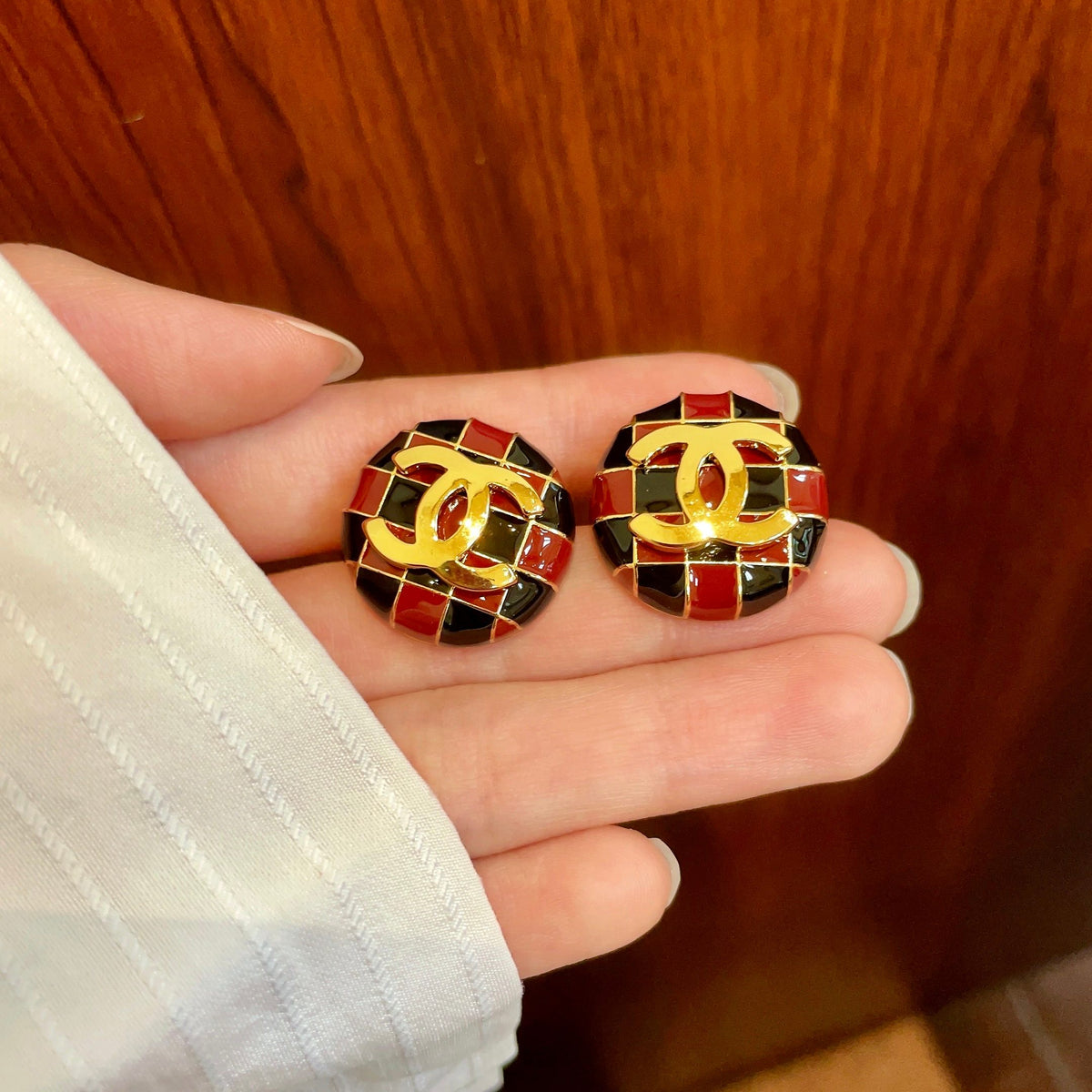 Double-C Emblem Stud Earrings in Polished Metal-Tone – Checkerboard side detail