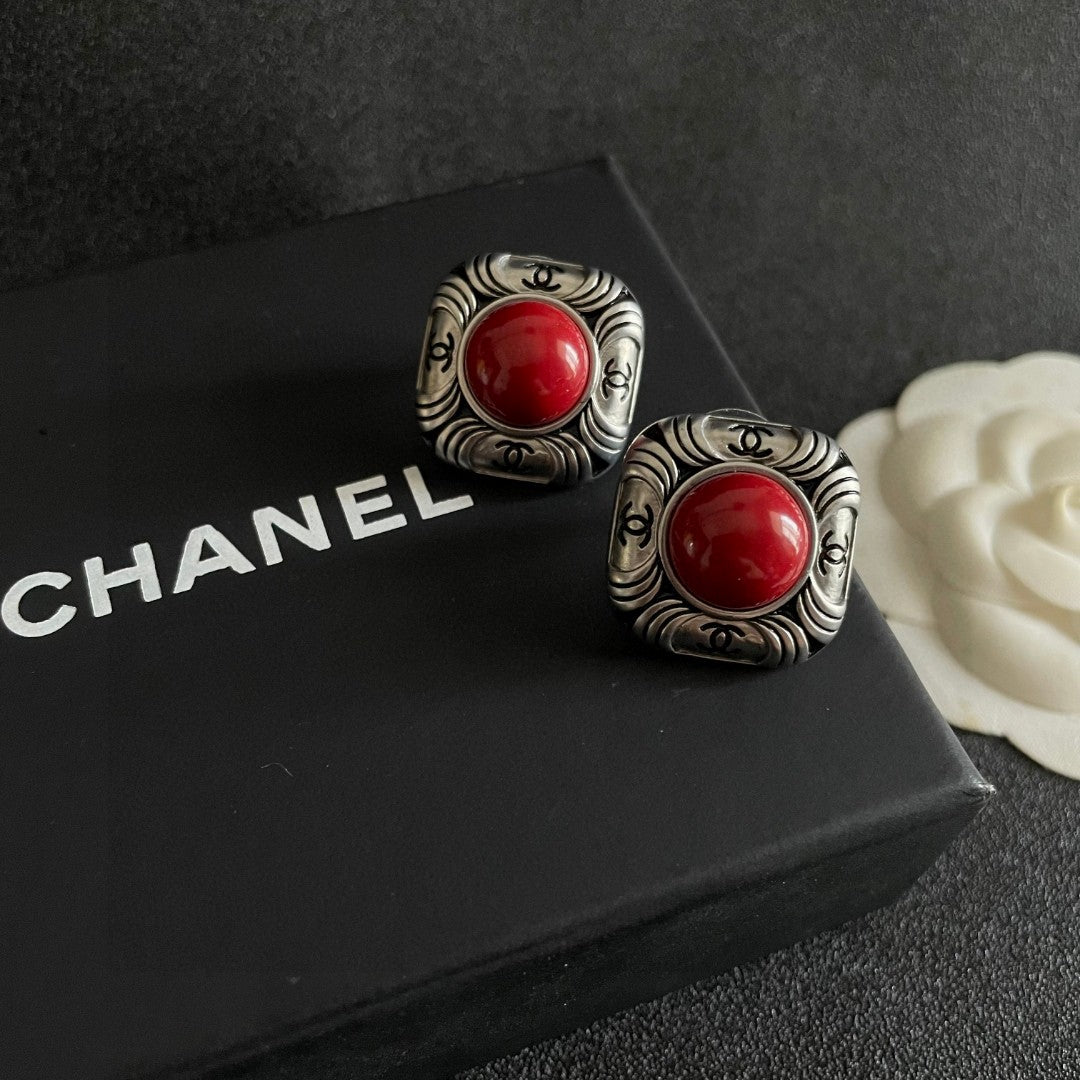 Double-C Emblem Stud Earrings in Polished Metal-Tone – Design 186 detail view