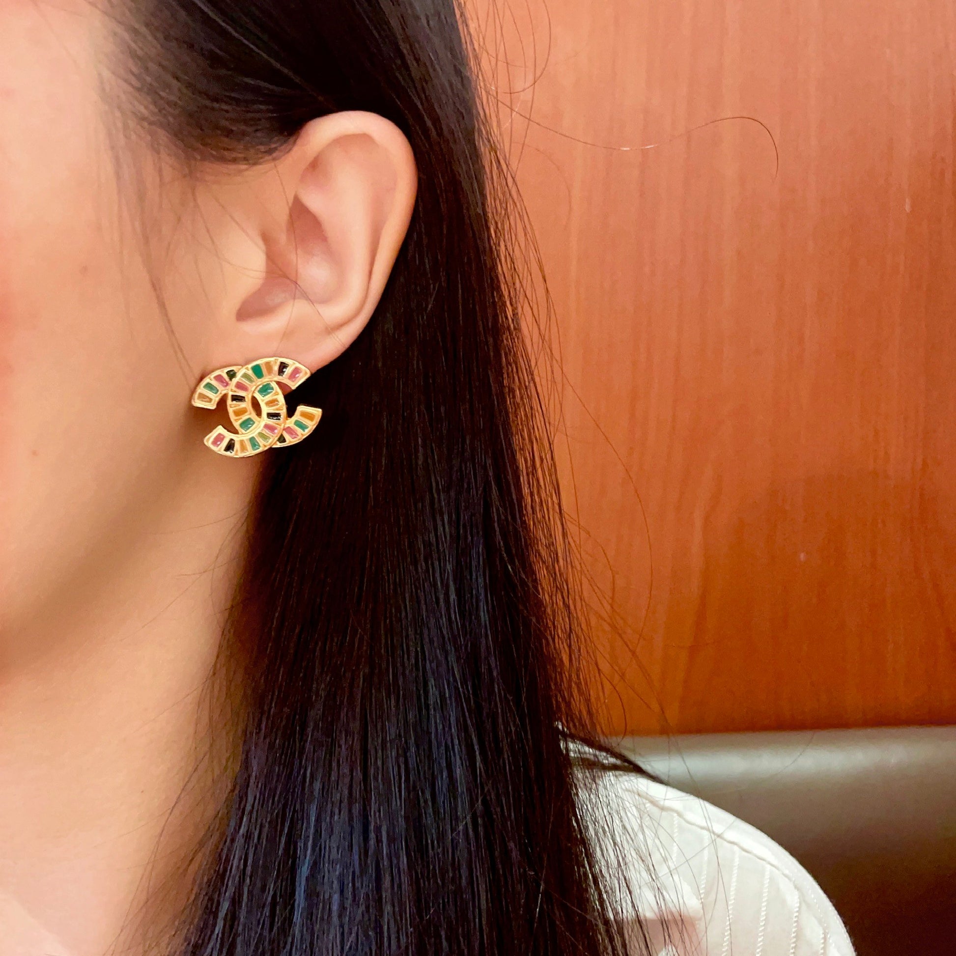 Double-C Emblem Stud Earrings in Polished Metal-Tone – Design 370 detail view