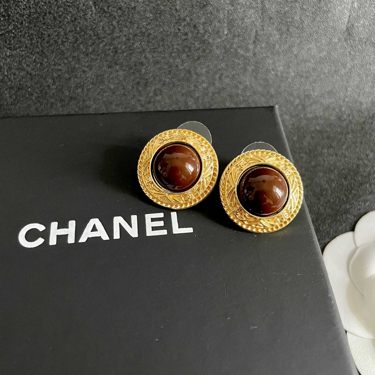 Double-C Emblem Stud Earrings in Polished Metal-Tone – Design 032 detail view