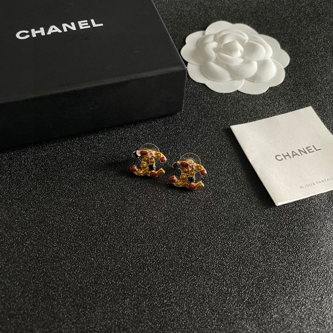 Double-C Emblem Stud Earrings in Polished Metal-Tone – Design 080 close-up detail