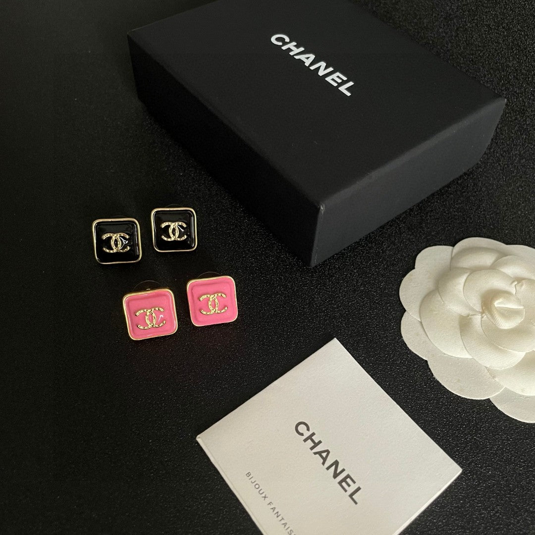Double-C Emblem Stud Earrings in Polished Metal-Tone – Design 250 side detail