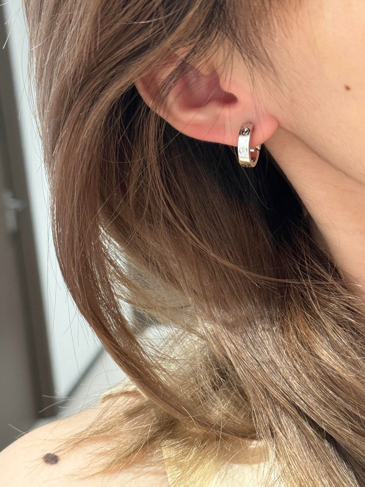 Rose Motif Stud Earrings in Rose-Gold-Tone – Design 01 side detail