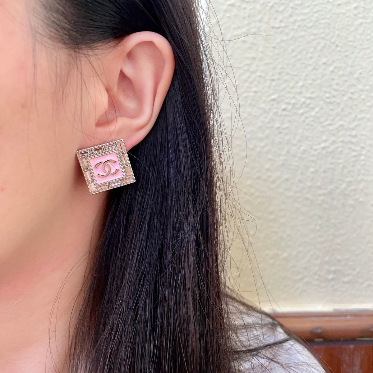 Double-C Emblem Stud Earrings in Polished Metal-Tone – Design 081 detail view