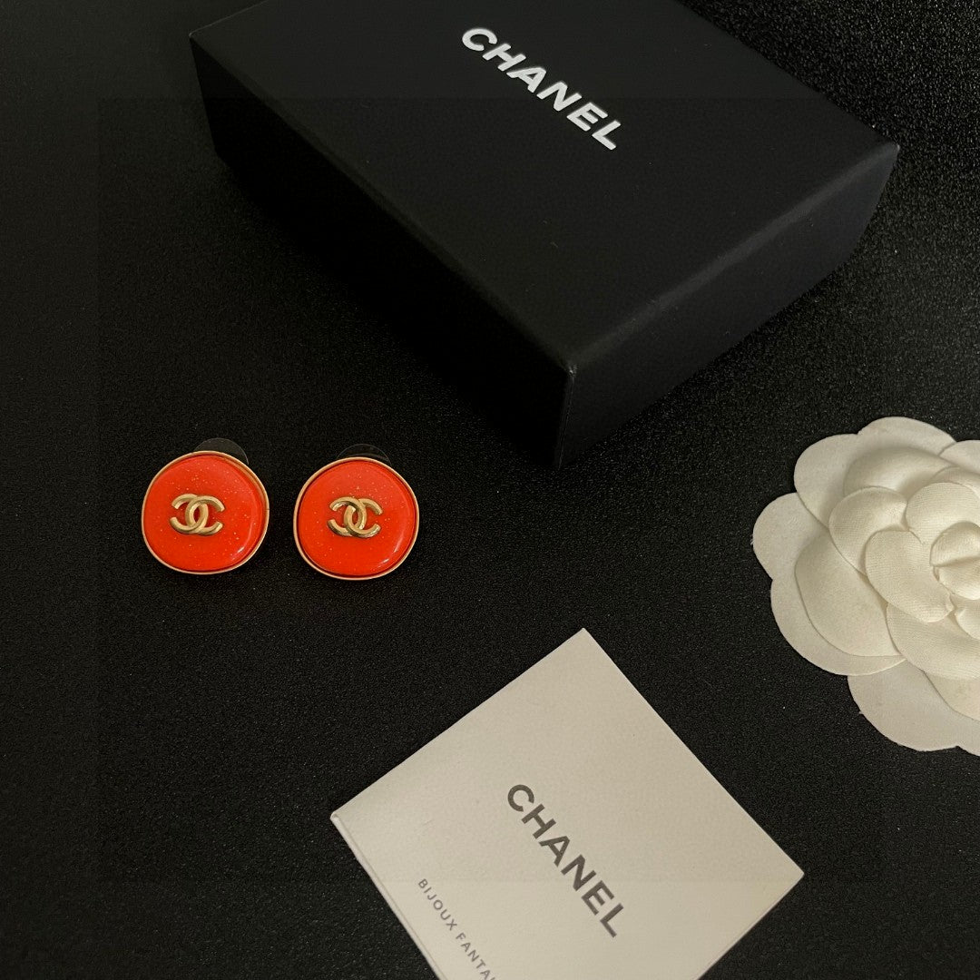Double-C Emblem Stud Earrings in Polished Metal-Tone – Design 259 close-up detail