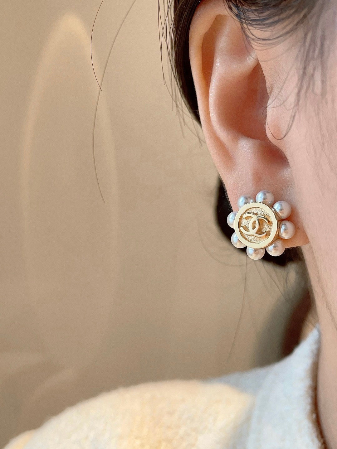 Double-C Emblem Stud Earrings in Polished Metal-Tone – Design 299 main product view