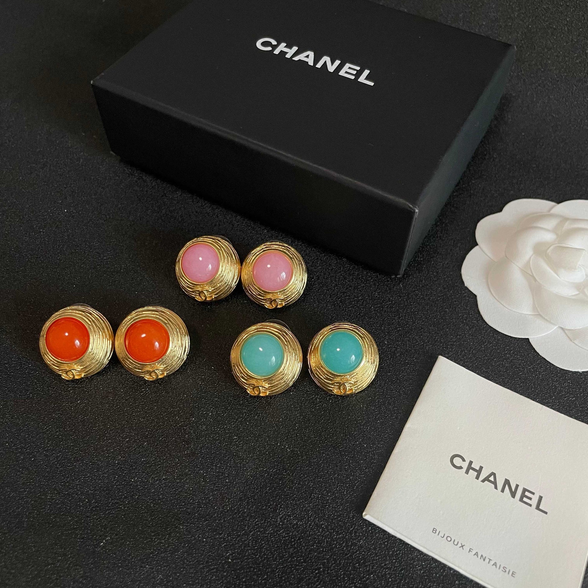 Double-C Emblem Stud Earrings in Polished Metal-Tone – Design 016 side detail