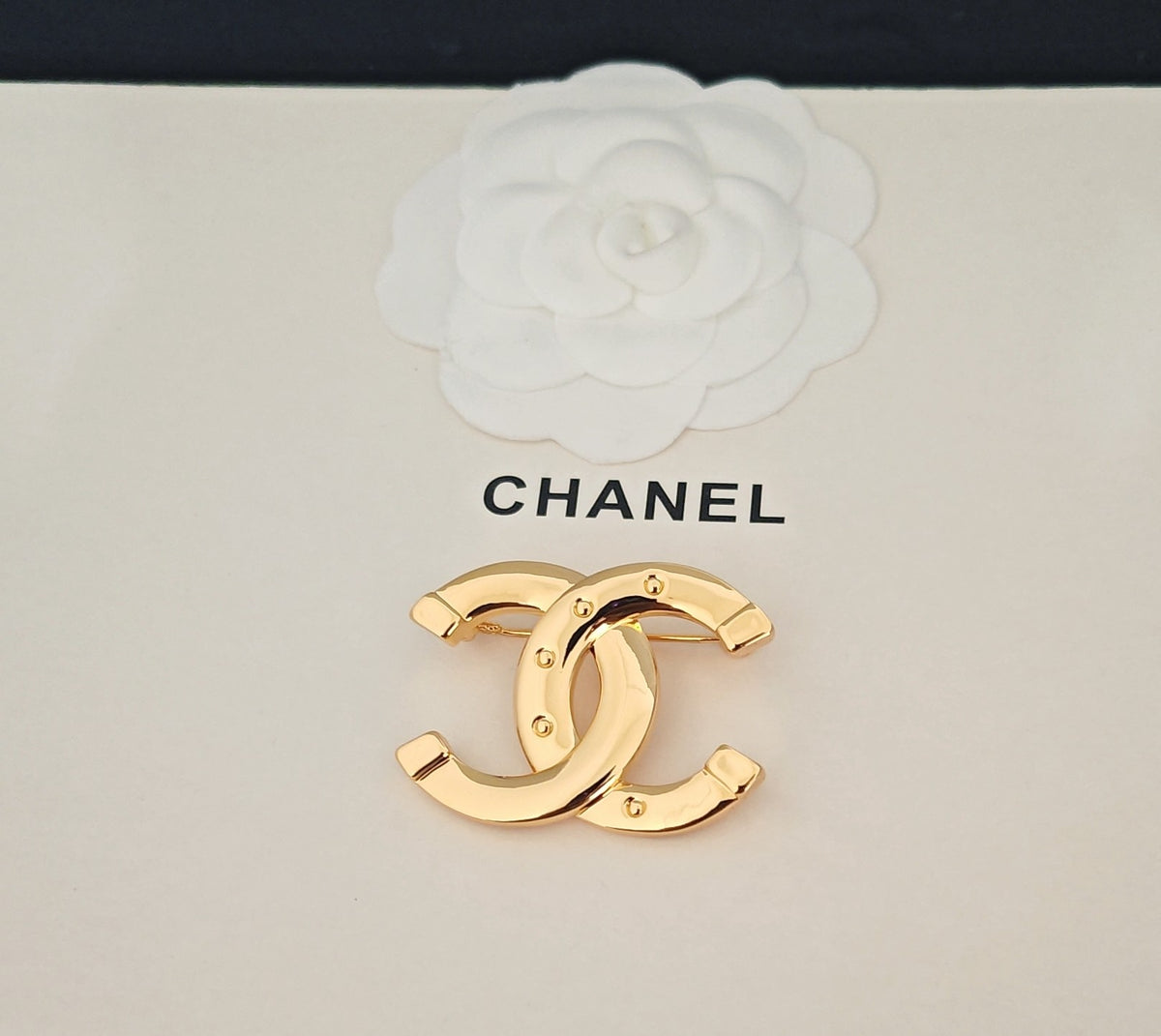 Signature Emblem Brooch in Gold-Tone – Design 003 side detail