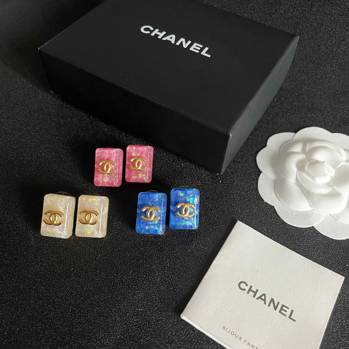 Double-C Emblem Stud Earrings in Polished Metal-Tone – Design 059 side detail