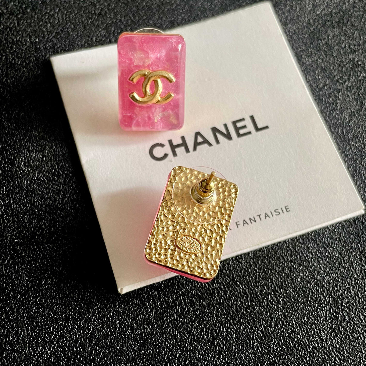 Double-C Emblem Stud Earrings in Polished Metal-Tone – Design 059 main product view
