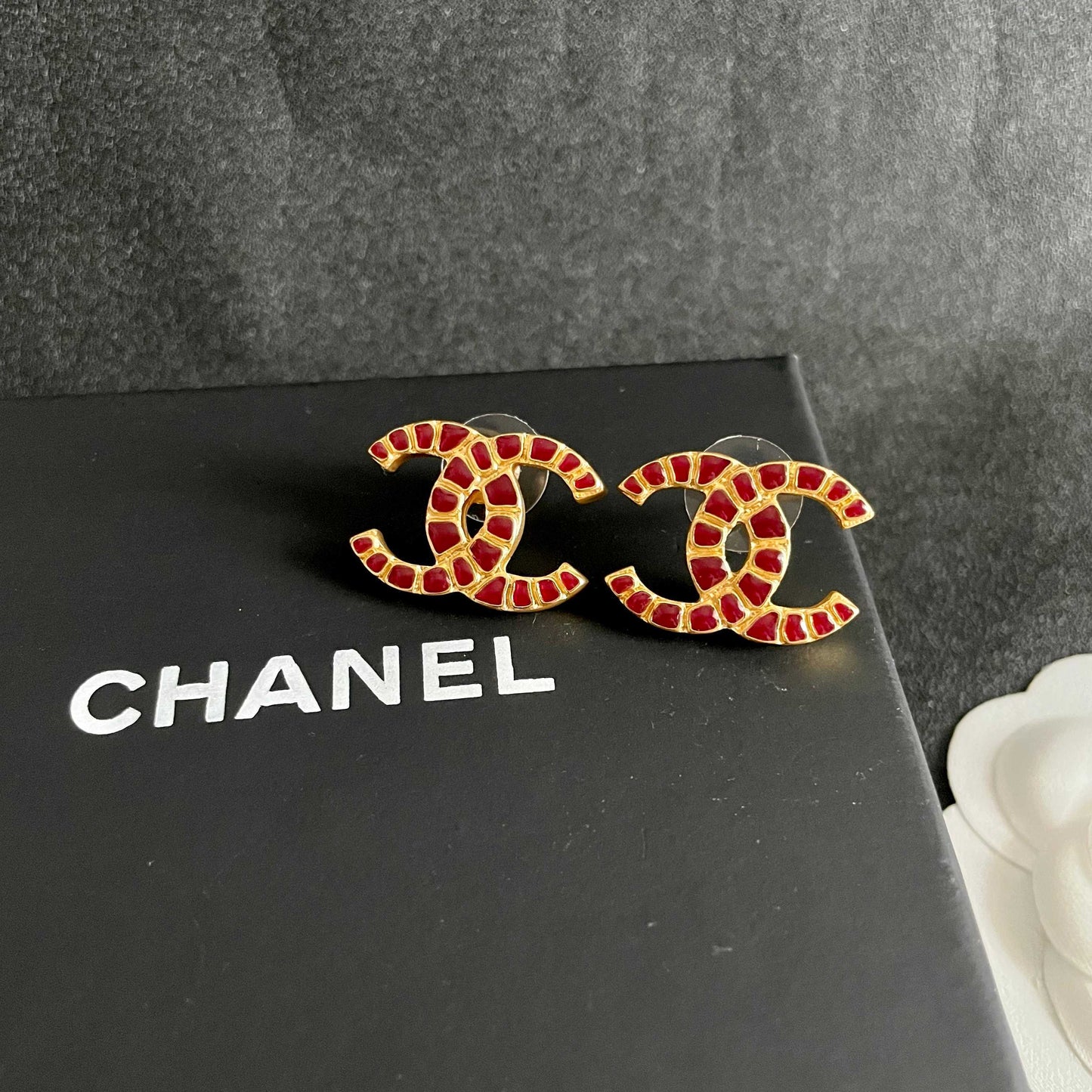 Double-C Emblem Stud Earrings in Polished Metal-Tone – Design 056 detail view