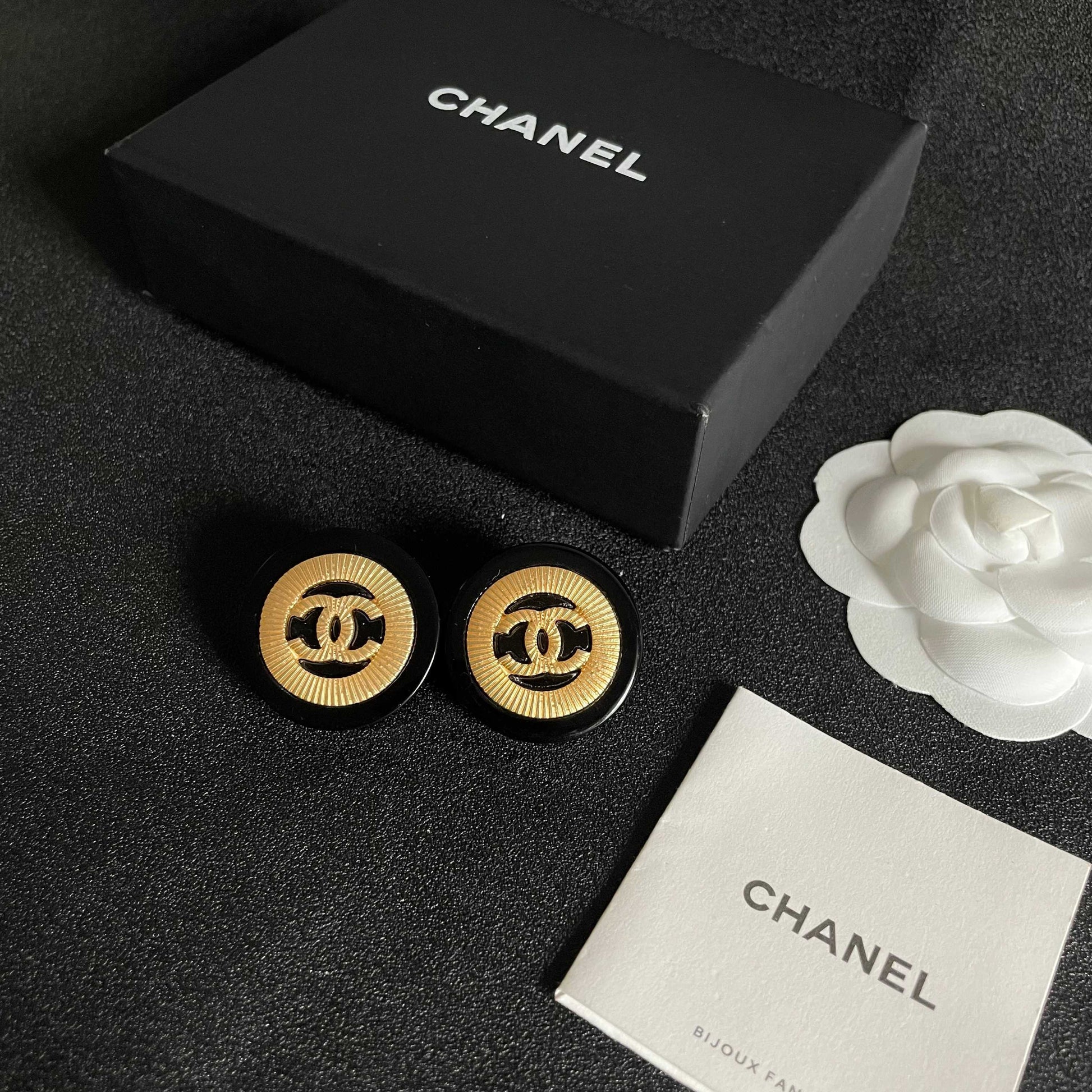 Double-C Emblem Stud Earrings in Polished Metal-Tone – Design 053 close-up detail