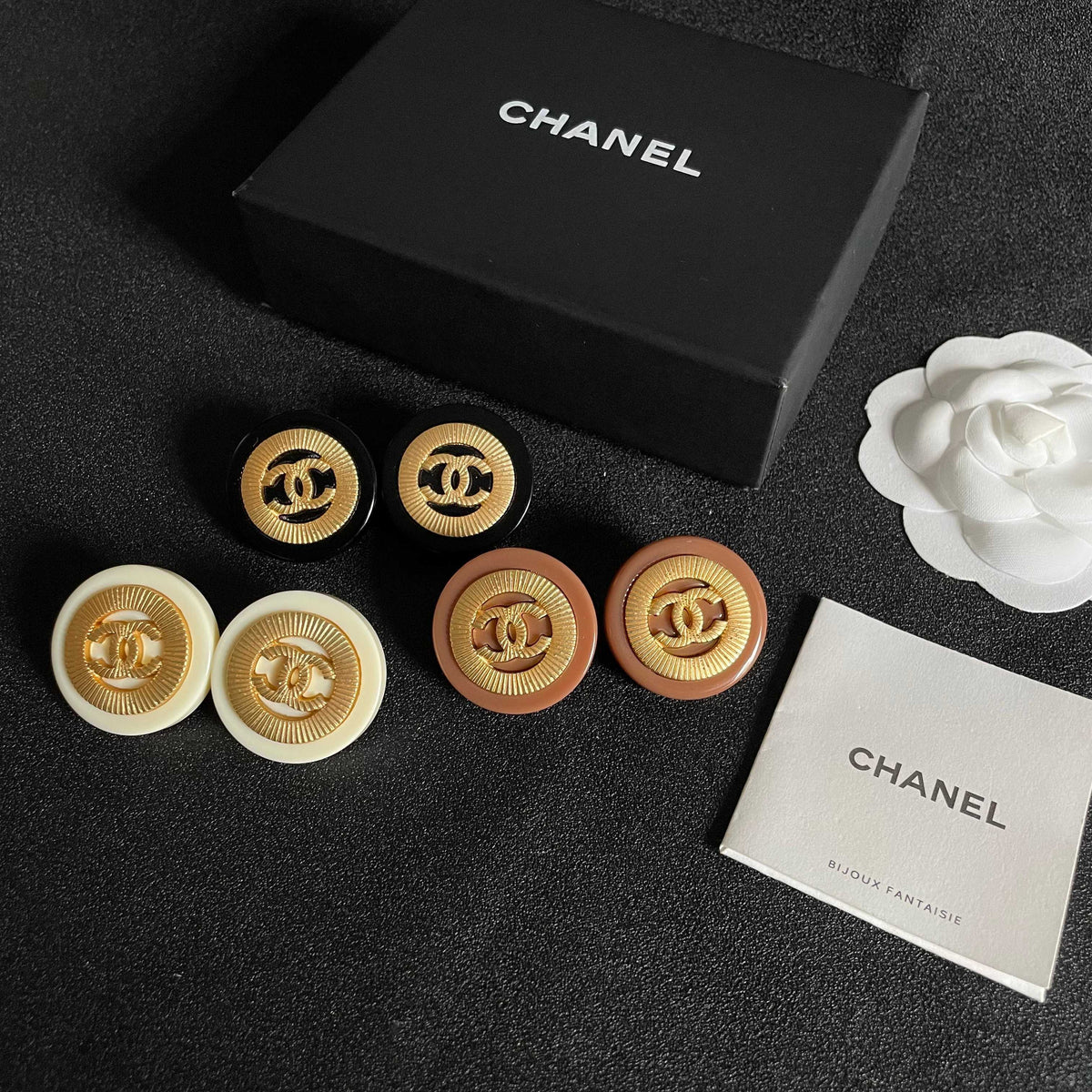 Double-C Emblem Stud Earrings in Polished Metal-Tone – Design 039 close-up detail