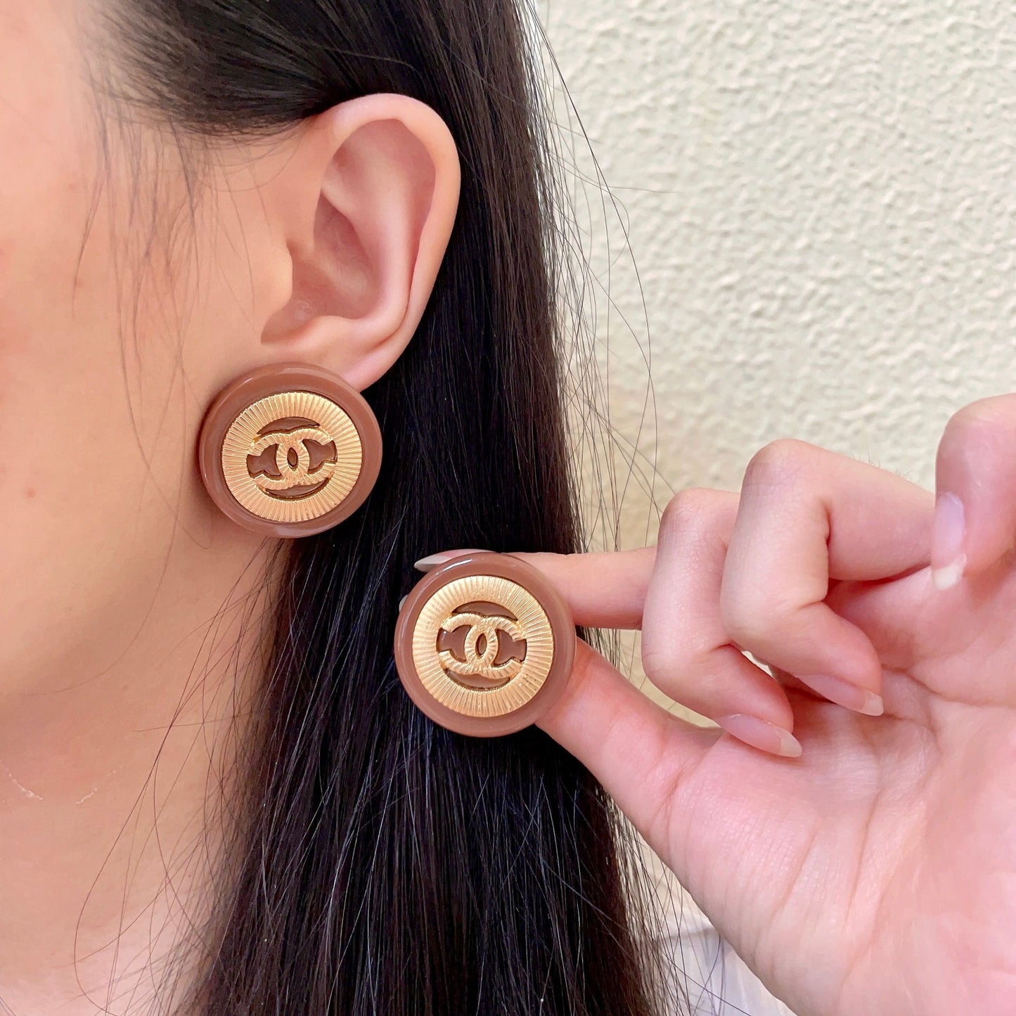 Double-C Emblem Stud Earrings in Polished Metal-Tone – Design 028 main product view