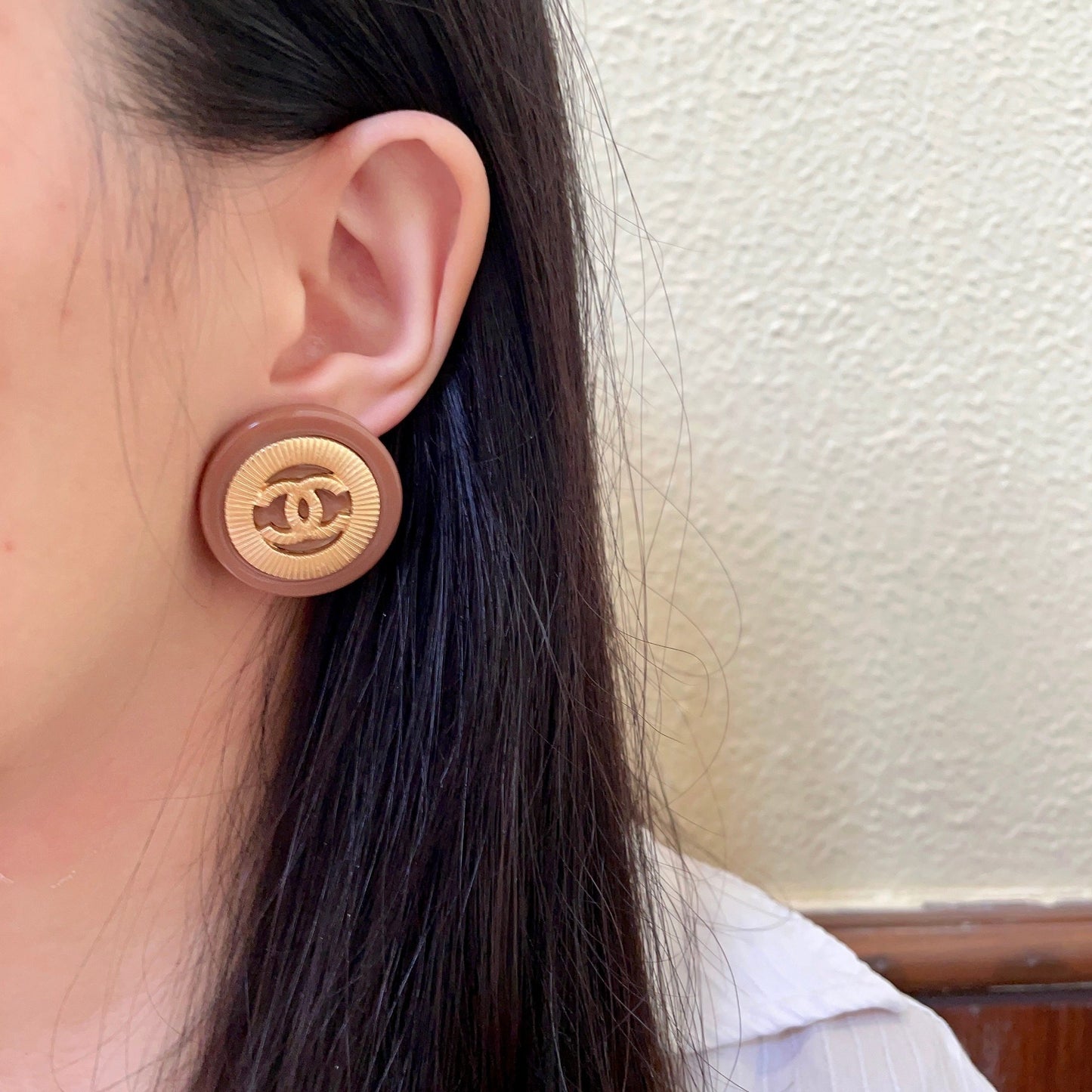 Double-C Emblem Stud Earrings in Polished Metal-Tone – Design 051 detail view