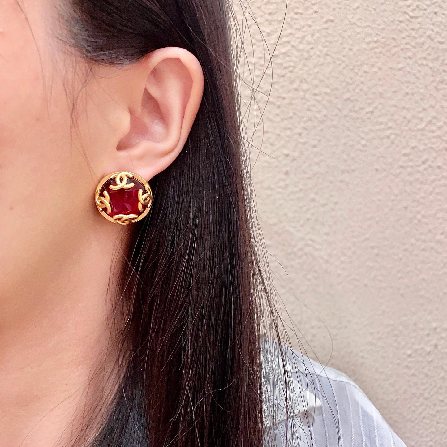 Double-C Emblem Stud Earrings in Polished Metal-Tone – Design 038 detail view