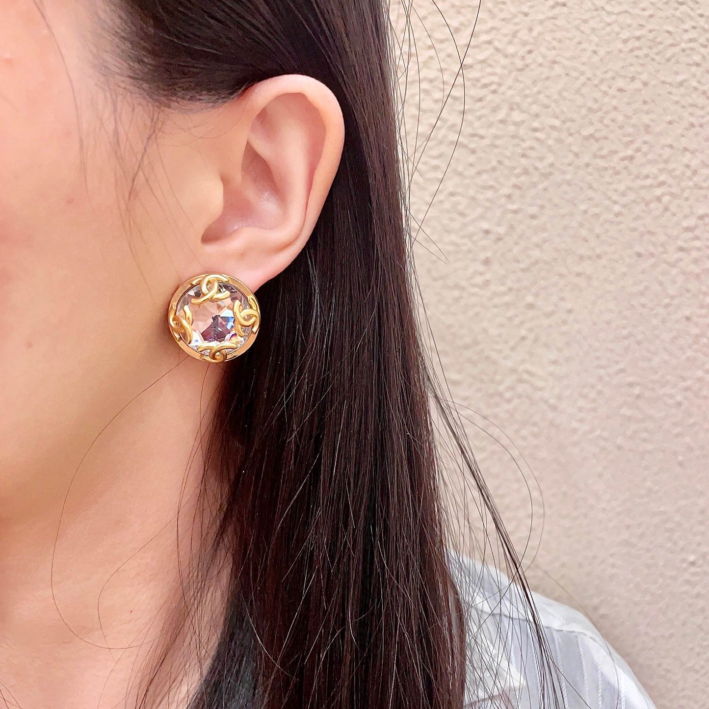 Double-C Emblem Stud Earrings in Polished Metal-Tone – Design 049 detail view