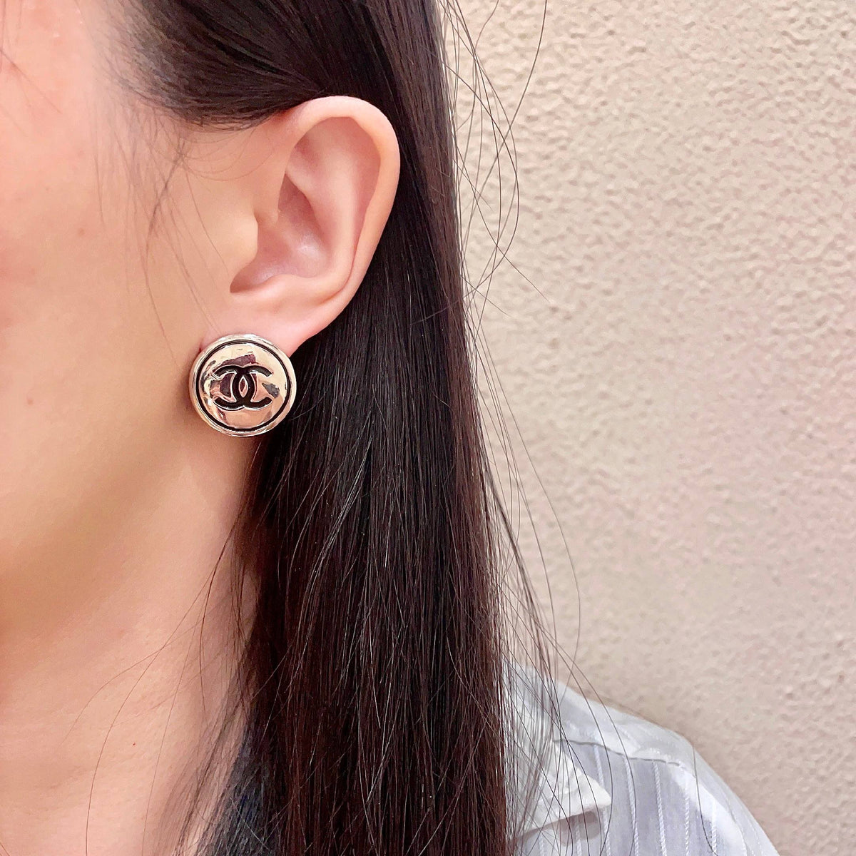 Double-C Emblem Stud Earrings in Polished Metal-Tone – Design 046 detail view