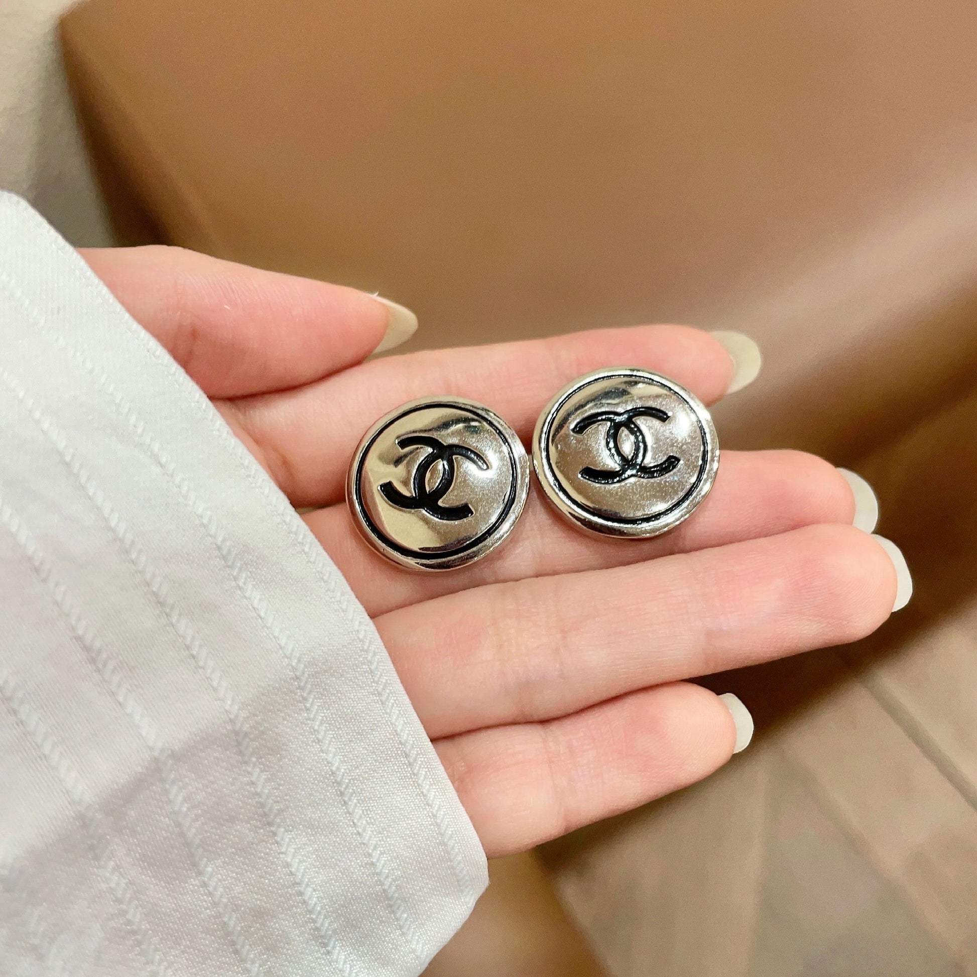 Double-C Emblem Stud Earrings in Polished Metal-Tone – Design 046 side detail