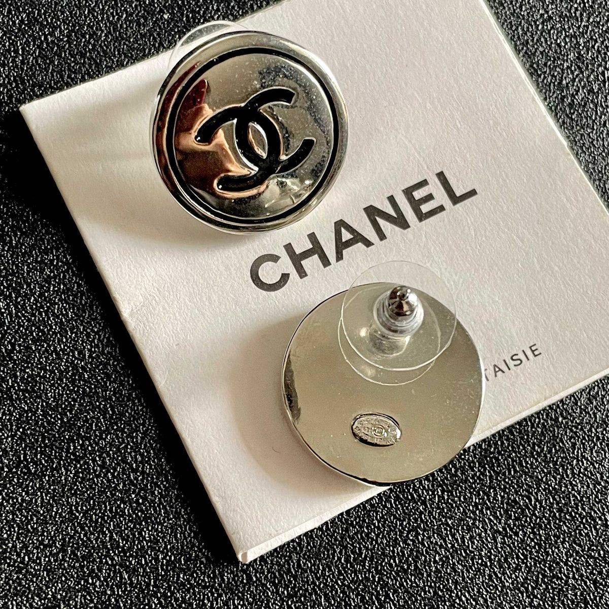 Double-C Emblem Stud Earrings in Polished Metal-Tone – Design 046 main product view