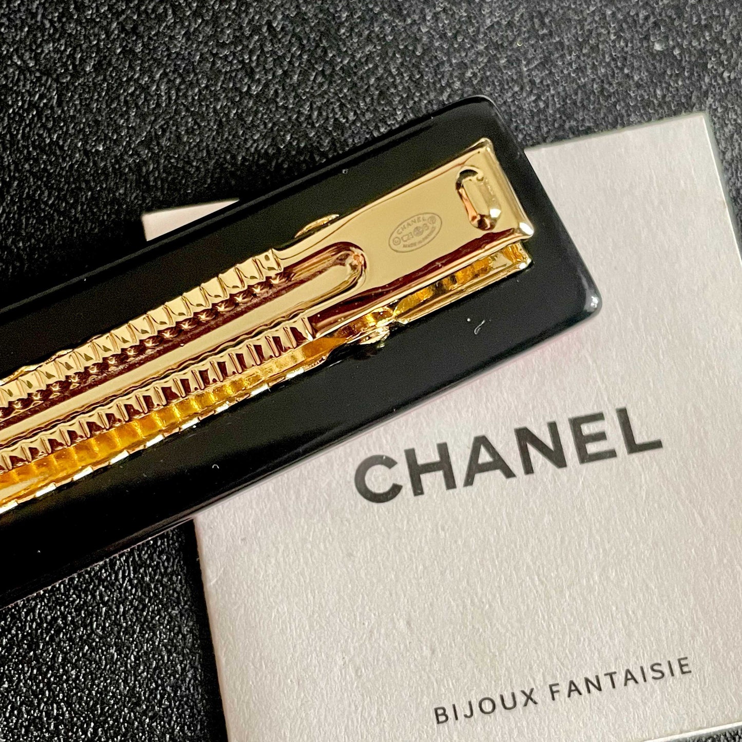 Double-C Emblem Hair Clip – Design 010 main product view