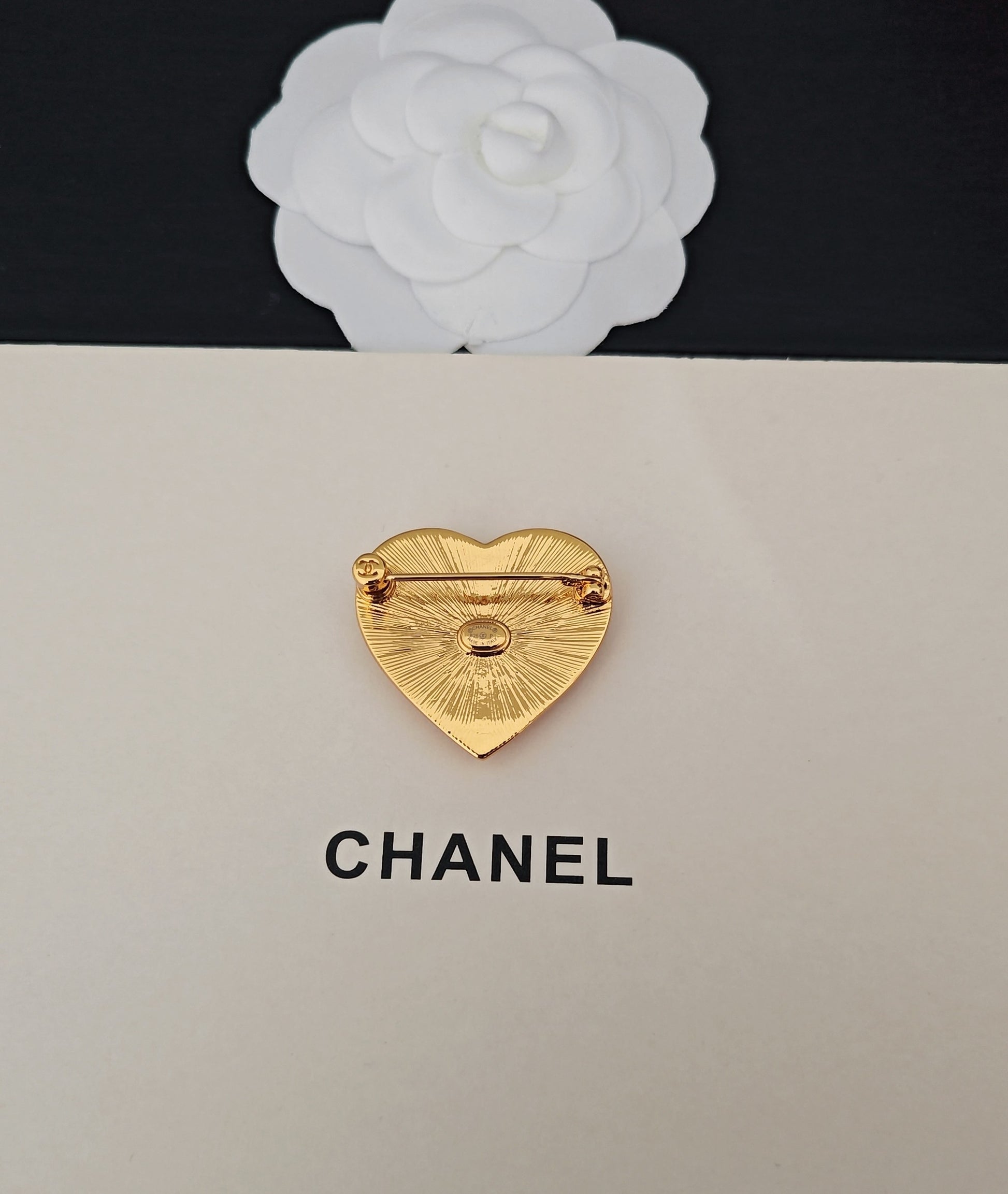 Heart Brooch in Gold-Tone – Heart Detail side detail