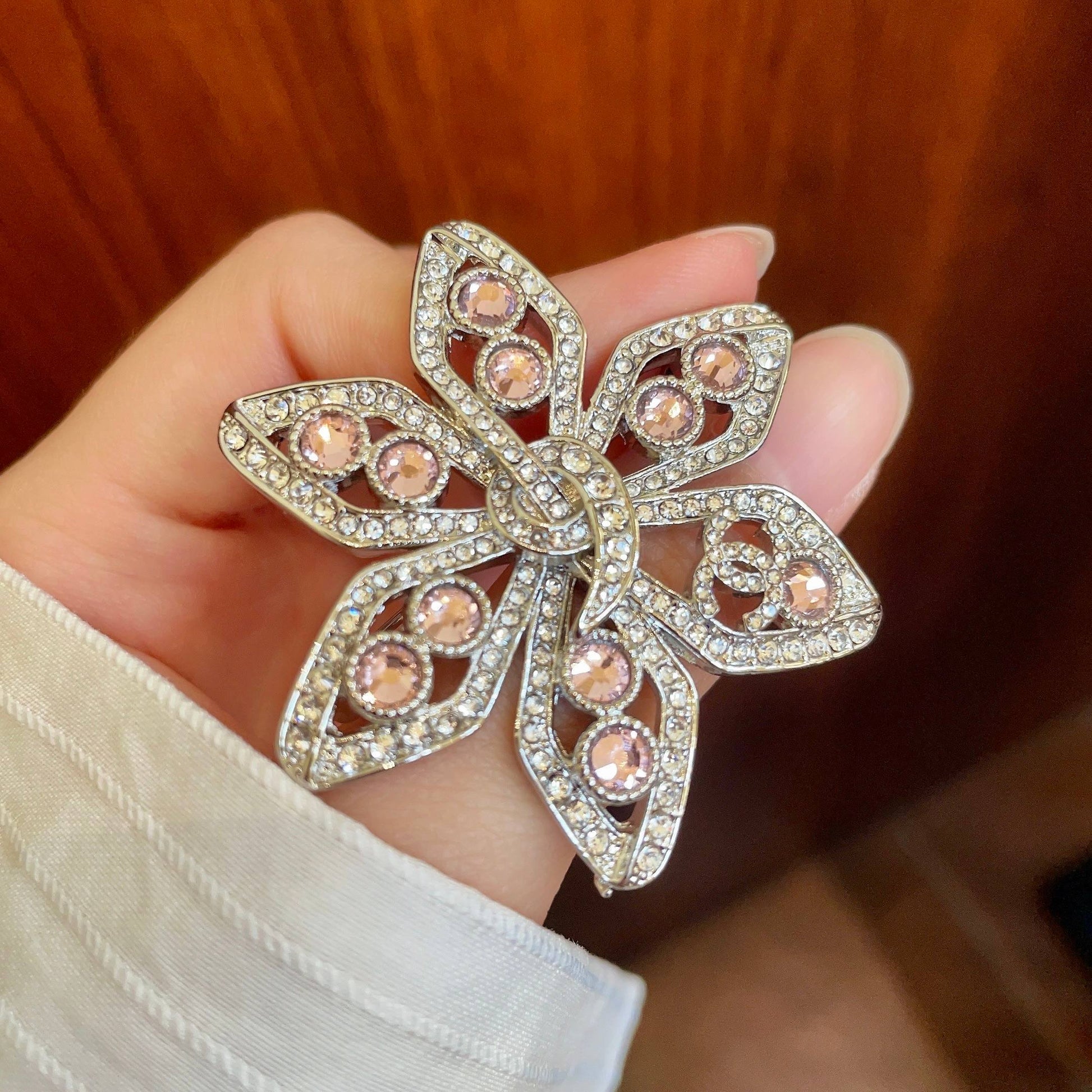 Pearl Brooch in Polished Metal-Tone – Pearl Detail – Design 006 detail view