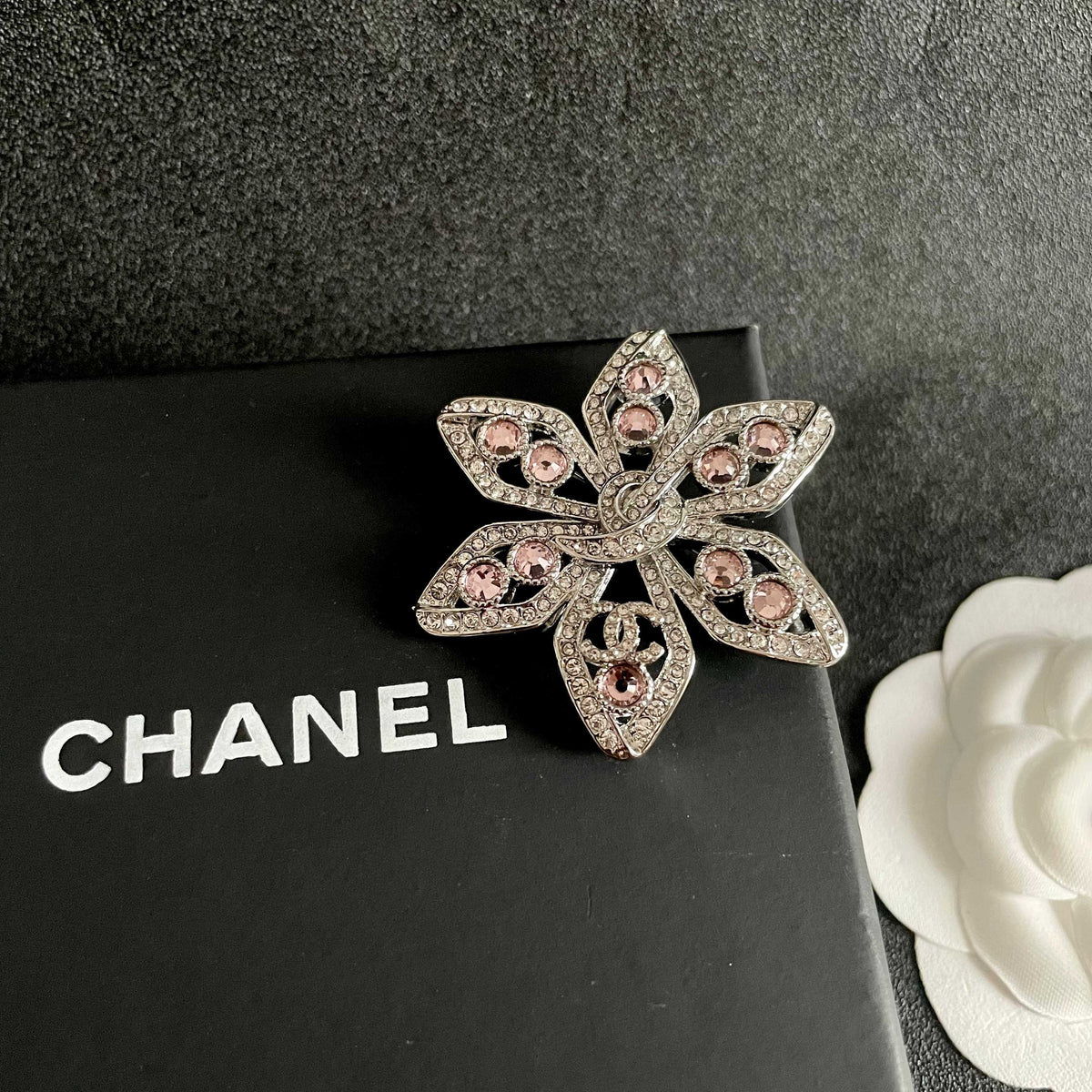 Pearl Brooch in Polished Metal-Tone – Pearl Detail – Design 006 detail view