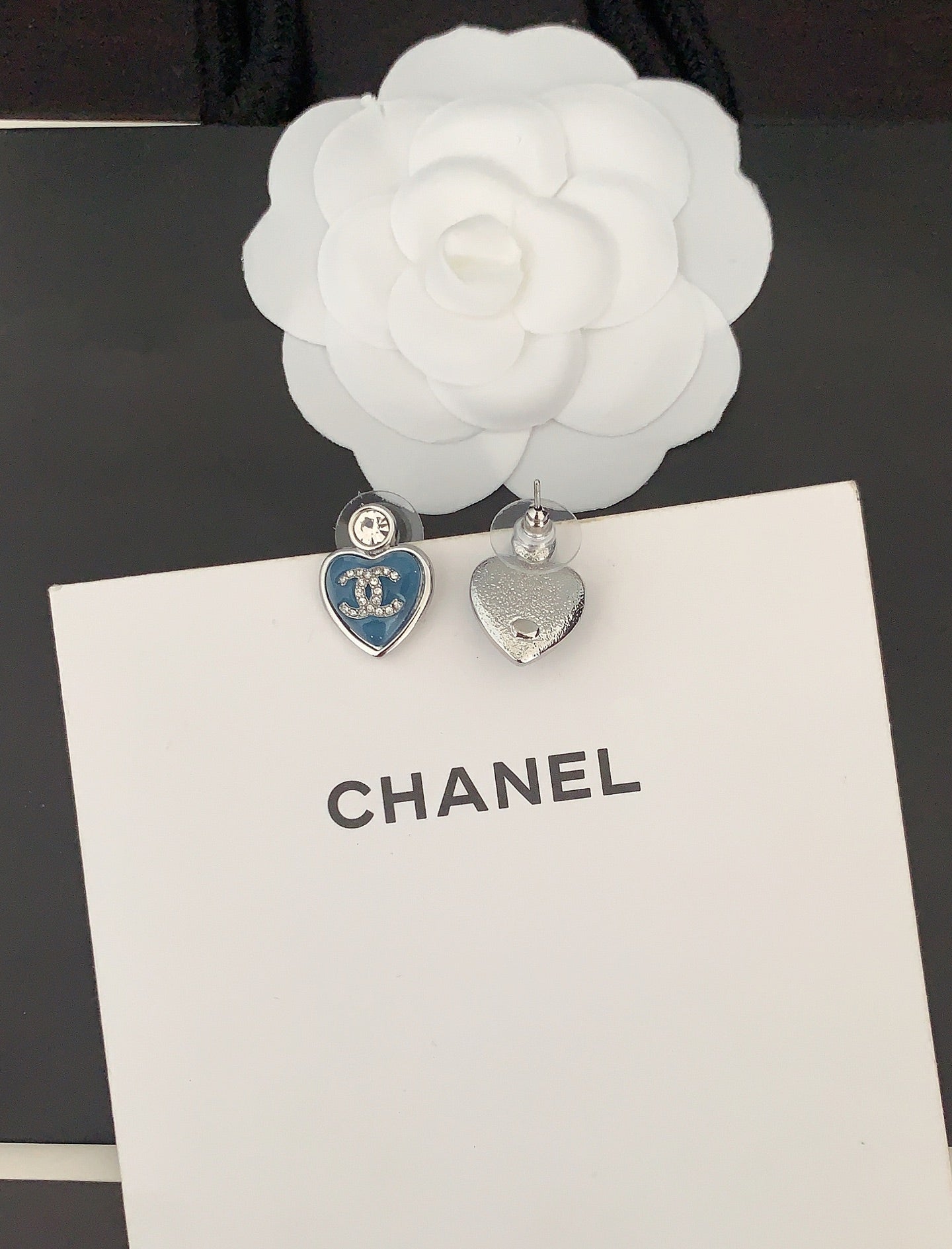 Heart Stud Earrings in Gold-Tone – Heart Detail – Design 002 detail view