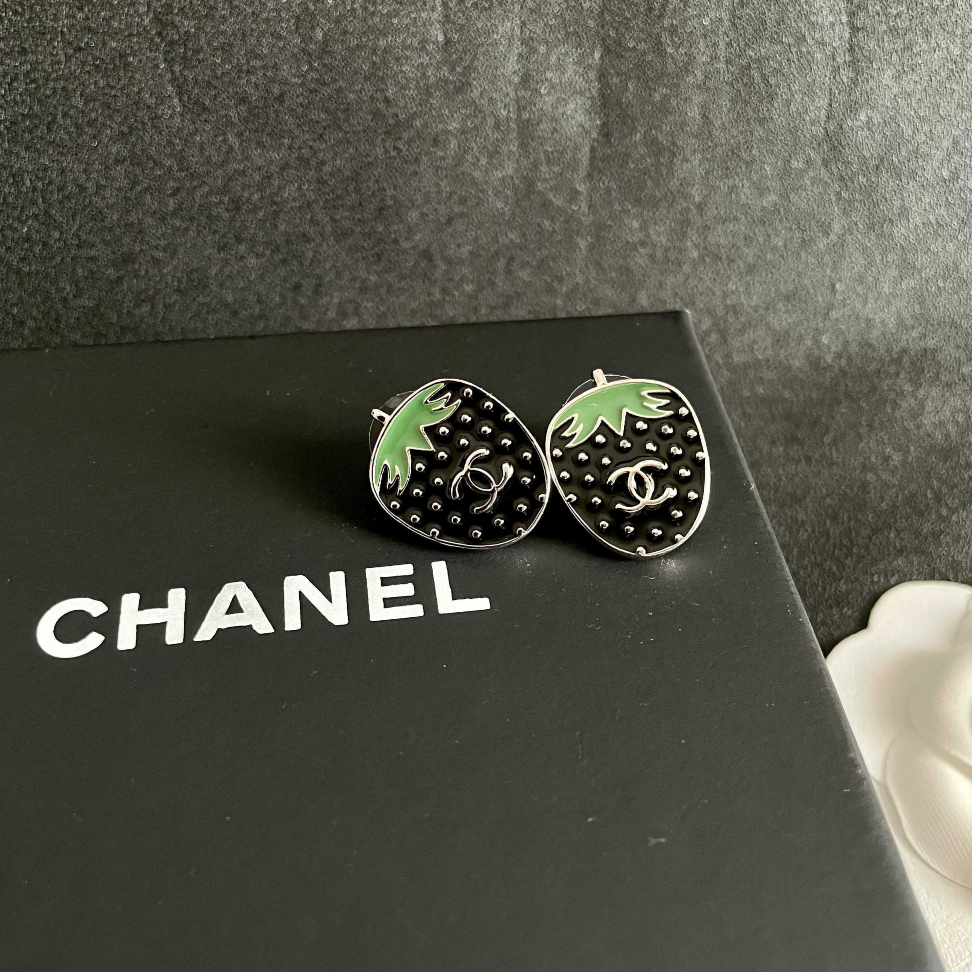 Double-C Emblem Stud Earrings in Polished Metal-Tone – Design 293 detail view