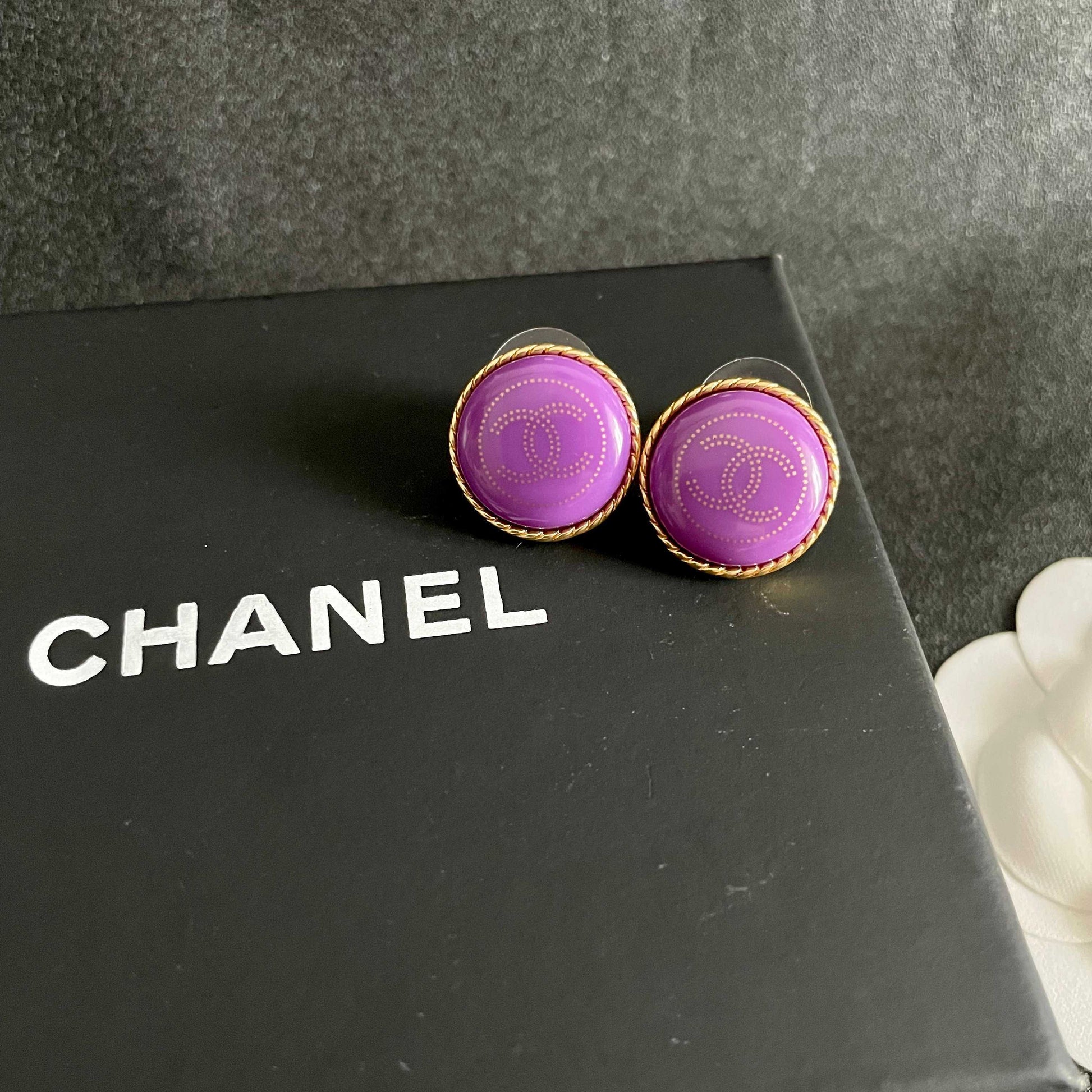 Double-C Emblem Stud Earrings in Polished Metal-Tone – Design 329 detail view
