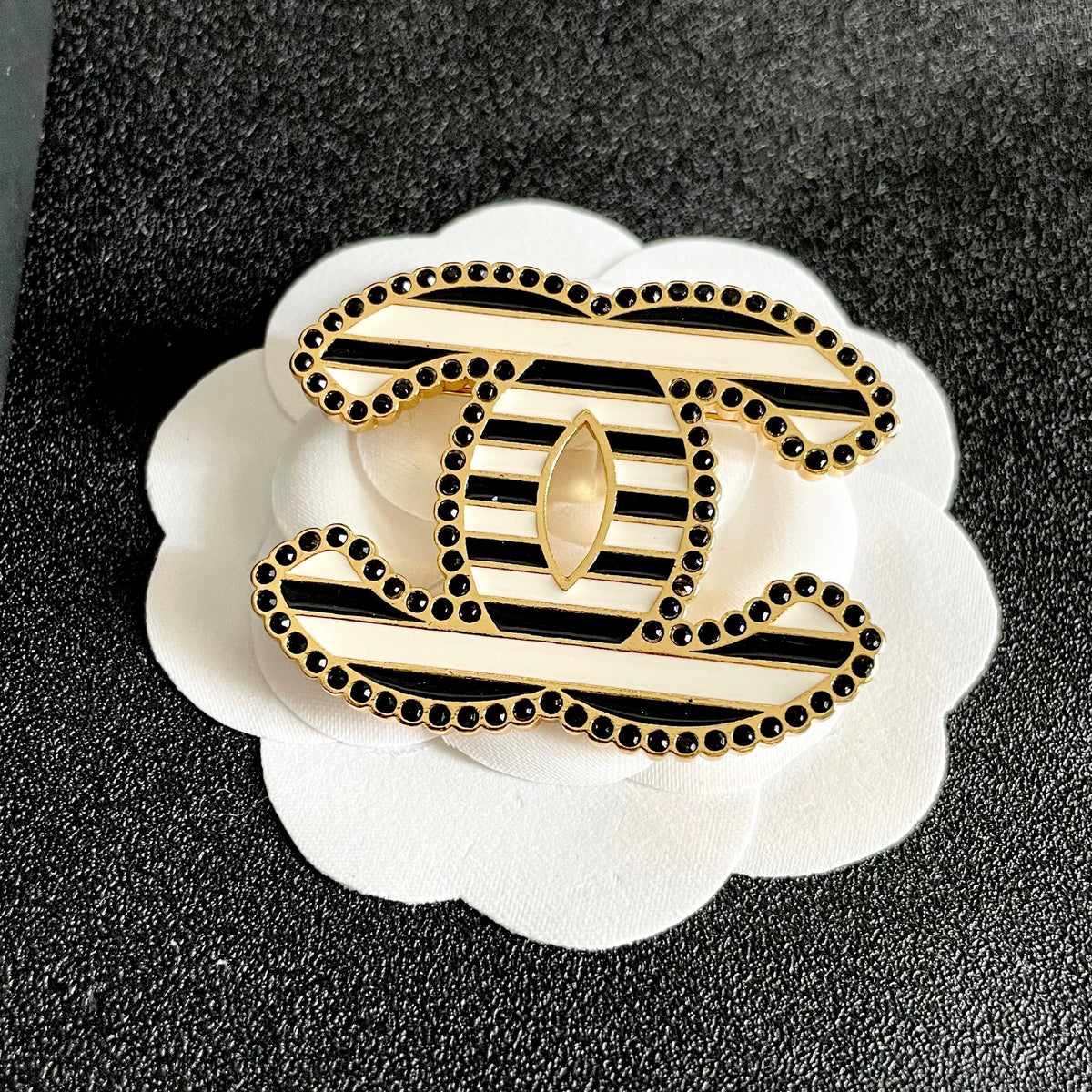 Double-C Emblem Brooch in Polished Metal-Tone – Design 044 front product view