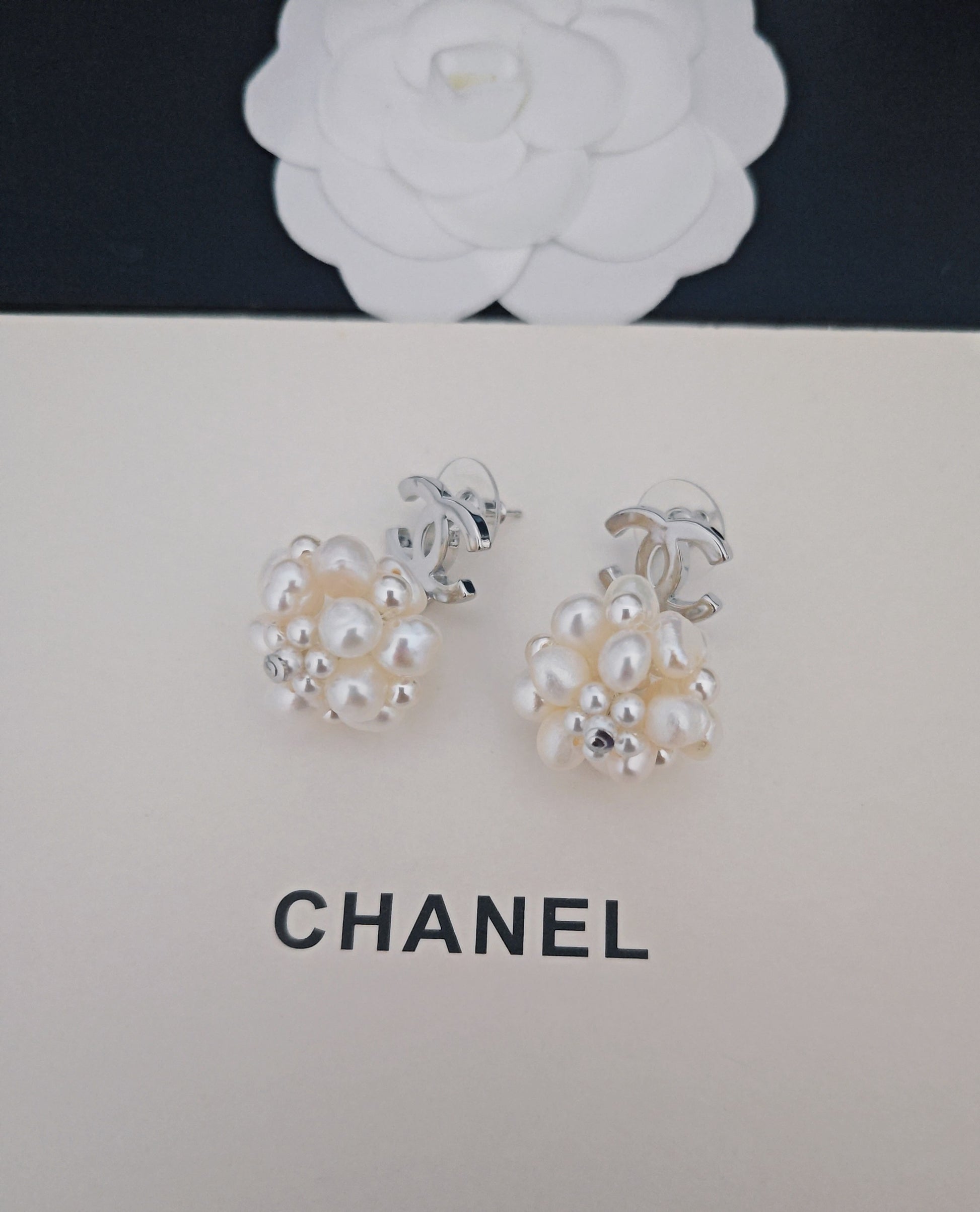 Pearl Pearl-Detail Statement Earrings – Pearl Detail side detail