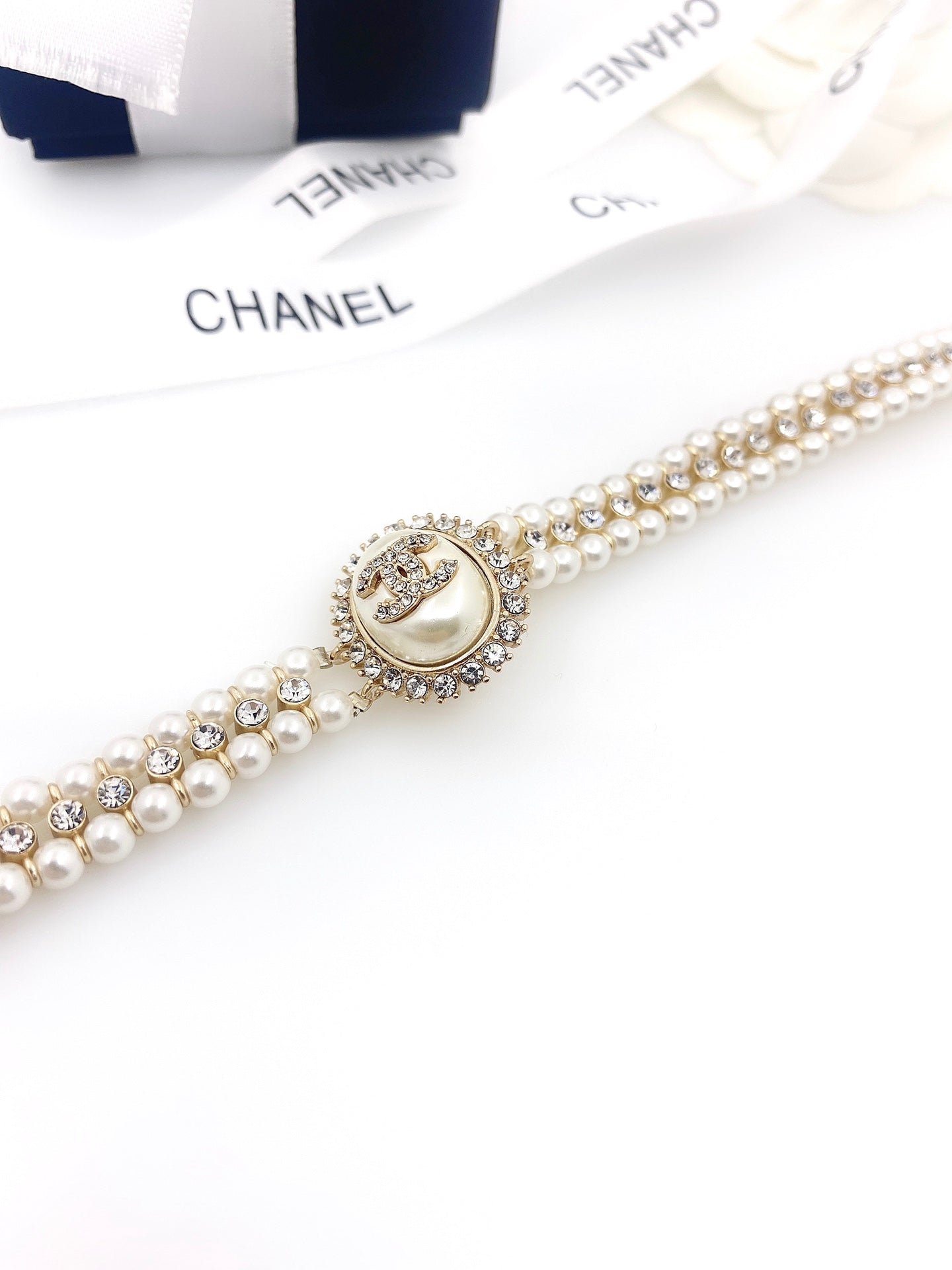 Pearl Pearl-Detail Pendant Necklace – Pearl Detail – Design 046 side detail