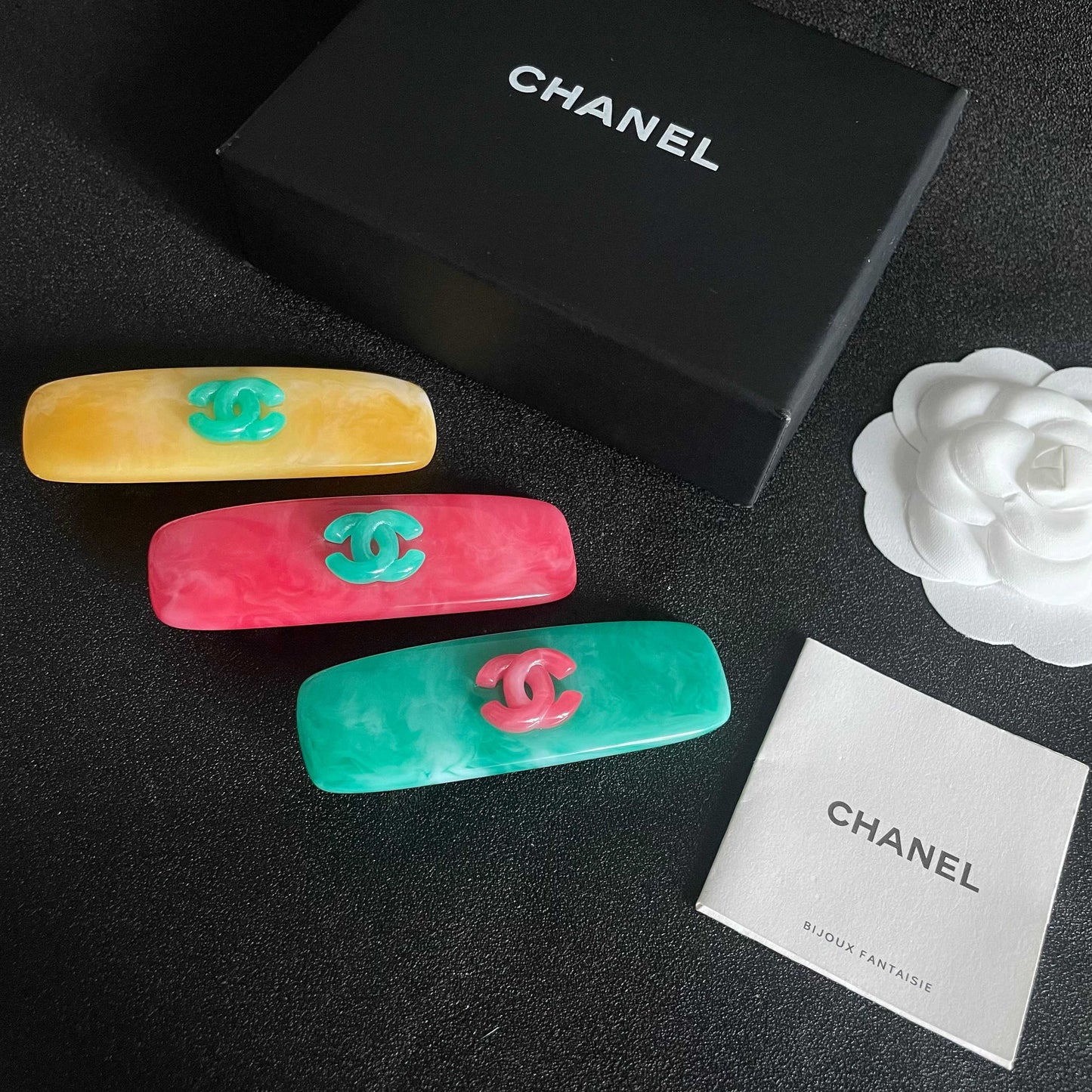 Double-C Emblem Hair Clip – Design 003 side detail