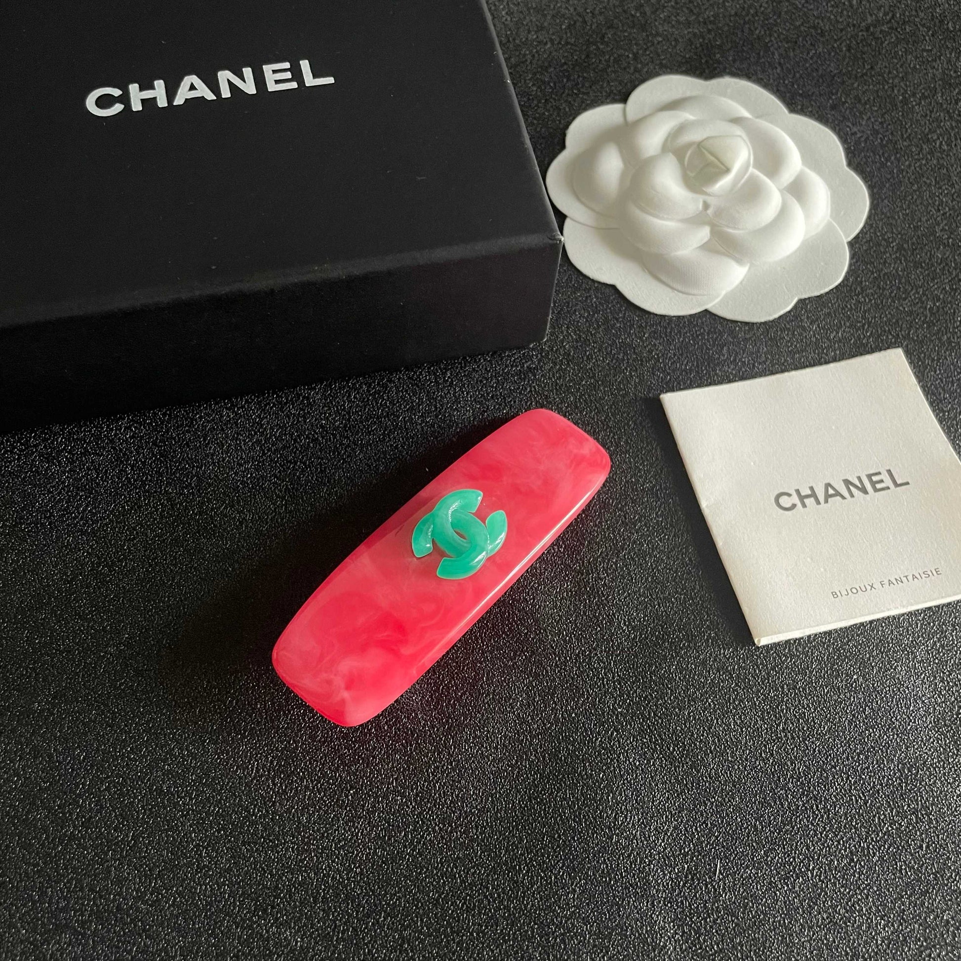 Double-C Emblem Hair Clip – Design 005 styled product view