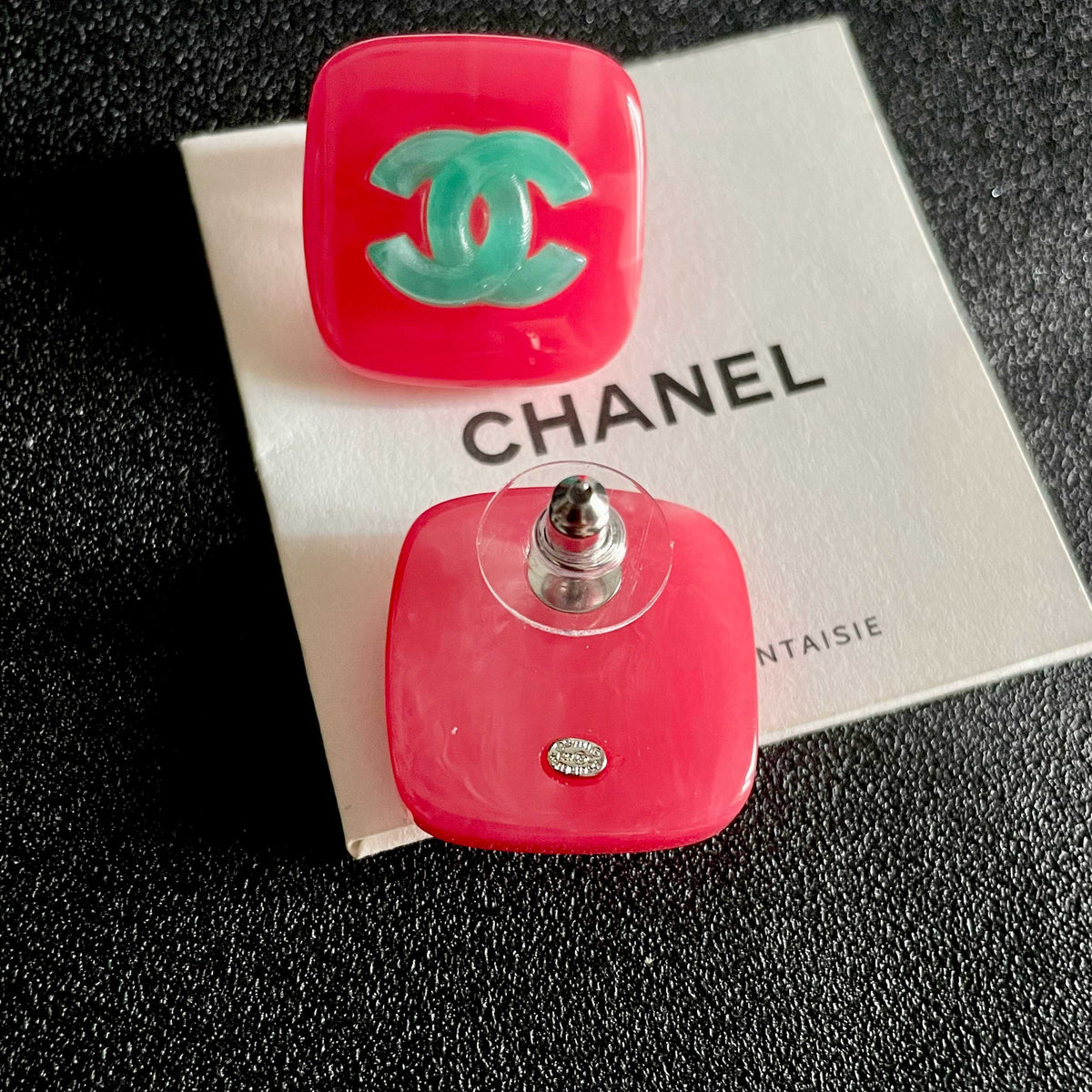 Double-C Emblem Stud Earrings in Polished Metal-Tone – Design 328 main product view