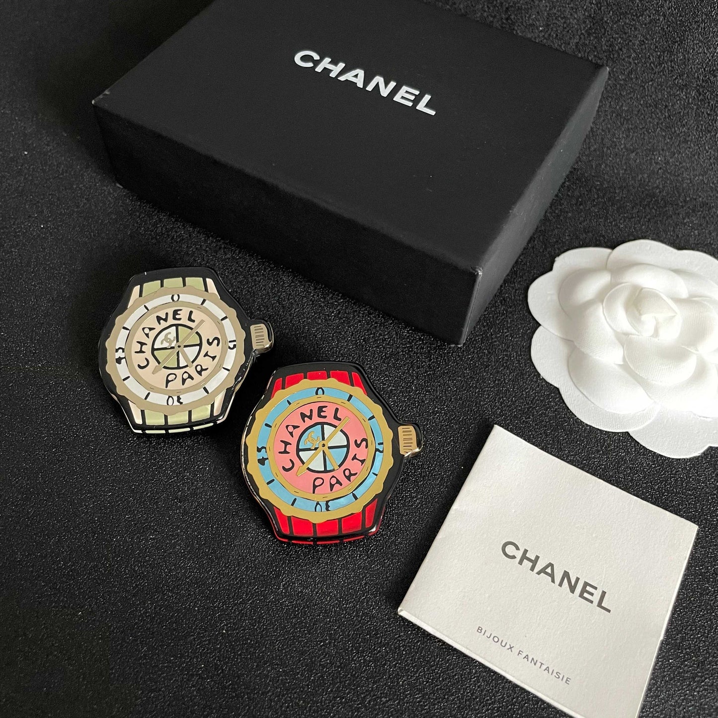 Double-C Emblem Brooch in Polished Metal-Tone – Design 004 side detail
