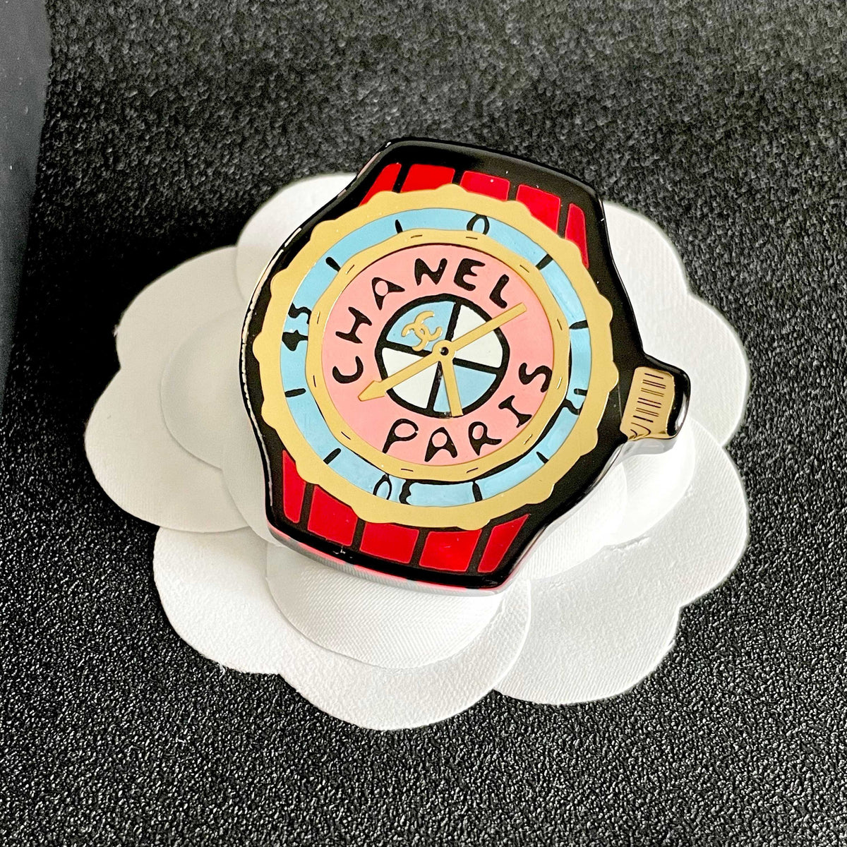 Double-C Emblem Brooch in Polished Metal-Tone – Design 005 front product view