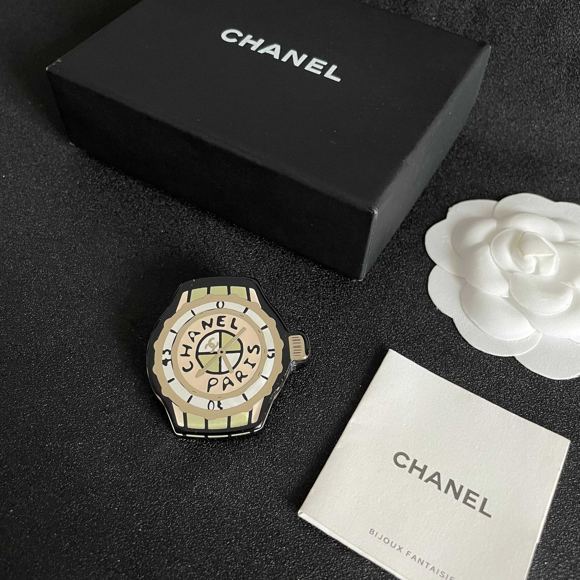 Double-C Emblem Brooch in Polished Metal-Tone – Design 050 close-up detail