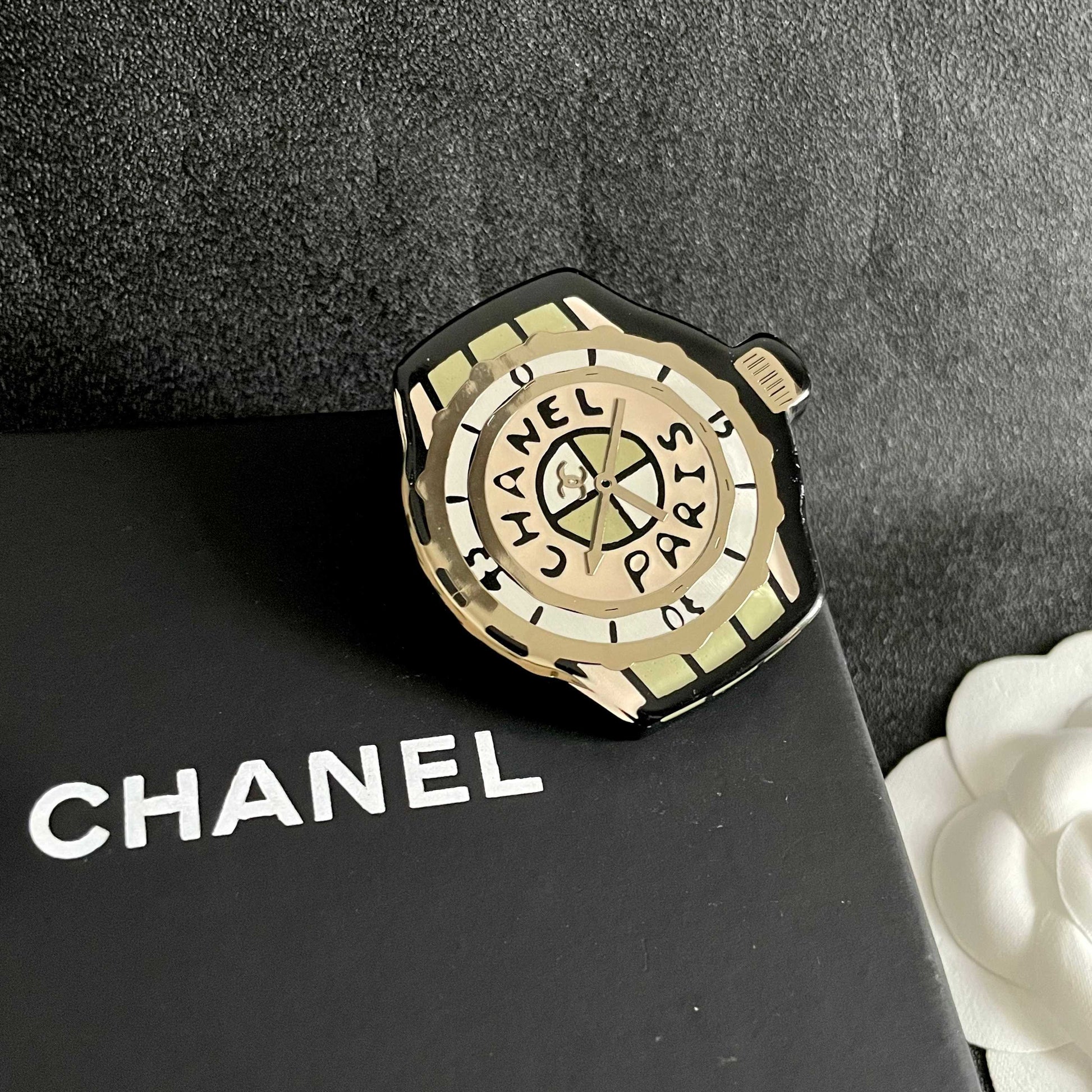 Double-C Emblem Brooch in Polished Metal-Tone – Design 050 detail view
