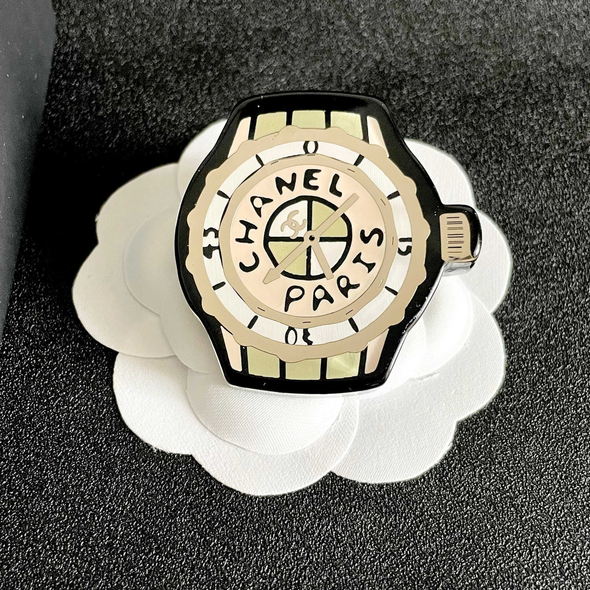 Double-C Emblem Brooch in Polished Metal-Tone – Design 004 front product view
