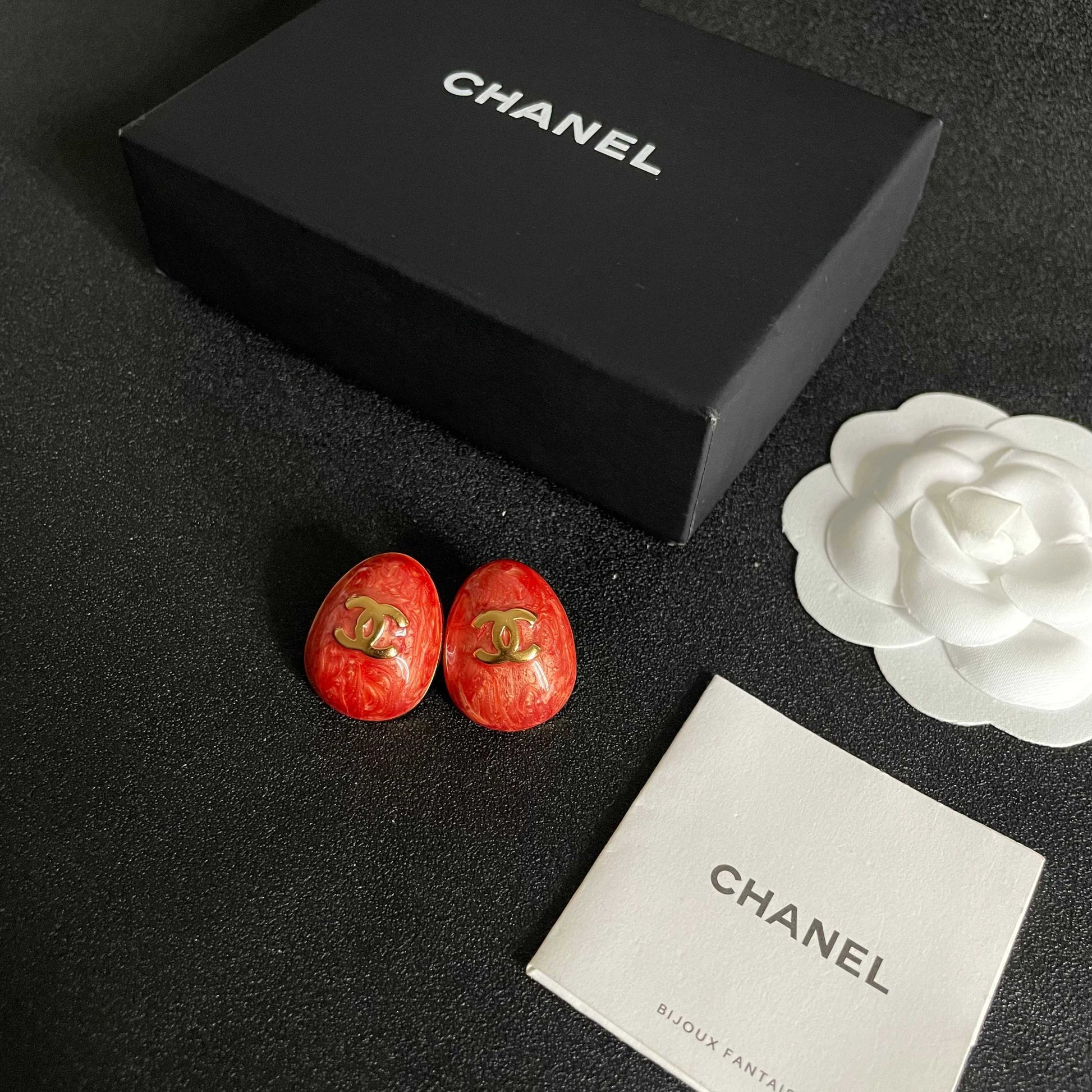 Double-C Emblem Stud Earrings in Polished Metal-Tone – Design 018 close-up detail
